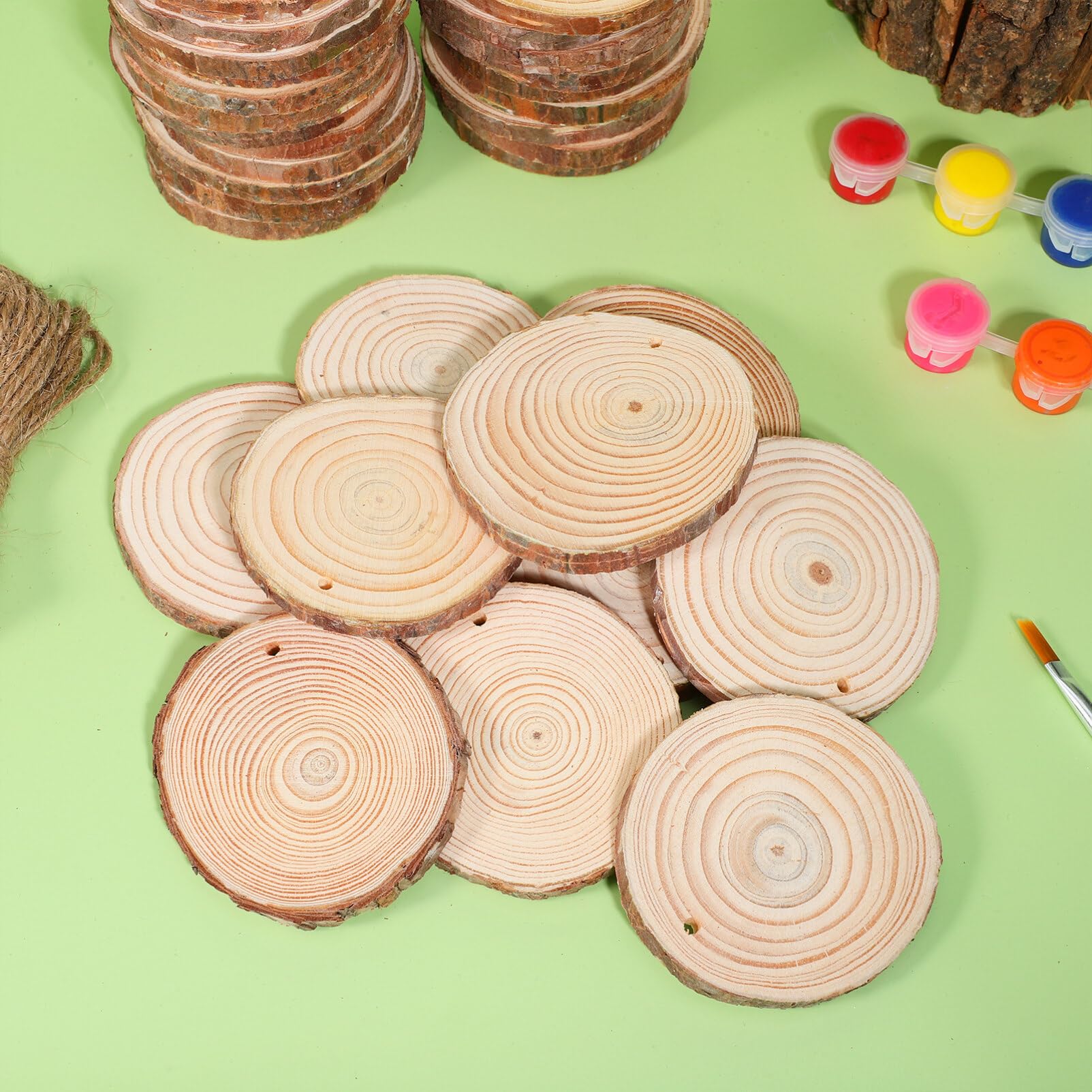Holzscheiben 50 Stück Rund, Vorgebohrt mit Juteschnur | Braun, Holz, Rustikal Natürliche Optik, für Hochzeitsdekorationen und Selbstgemacht Projekte