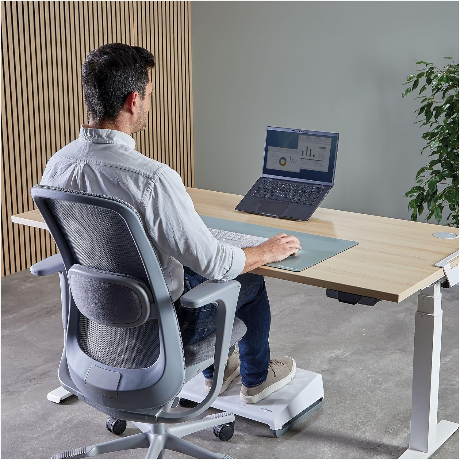 Fellowes Alumia™ Portable Laptop Stand – Black – Height and Angle Adjustable Laptop Riser, Ergonomic and Foldable Aluminium Design for Home, Office or Hybrid Working, Made from Recycled Materials