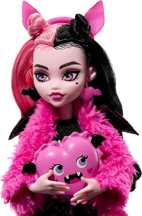 Monster High Doll ، Draculaura Creepover Party Set with Pet Bat Count رائع ، ملابس النوم والملحقات