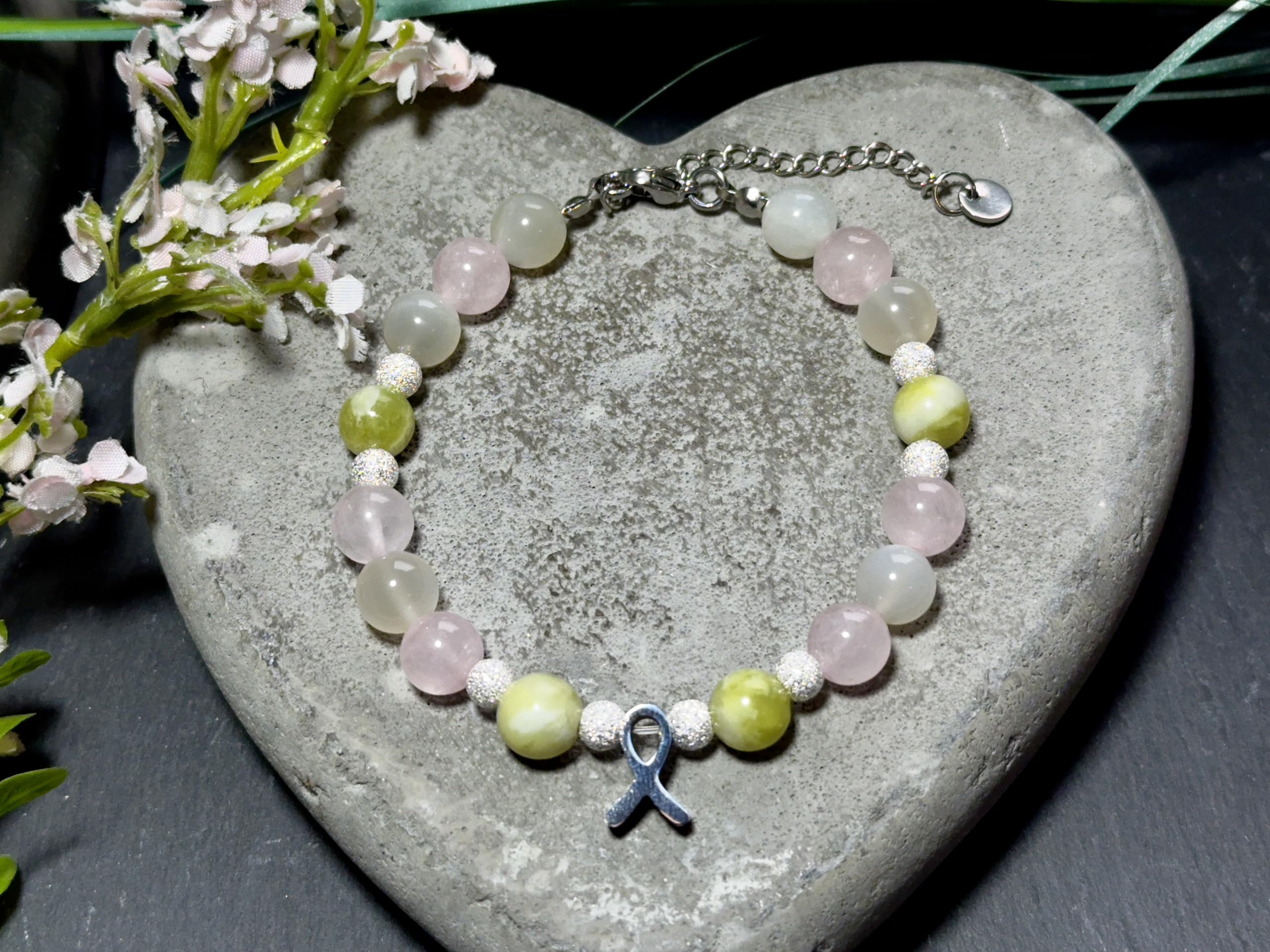 Edelsteinarmband Krebs aus Peridot, Mondstein & Rosenquarz mit Edelstahl-Krebsschleife - größenverstellbar - Glücksbringer - Handmade