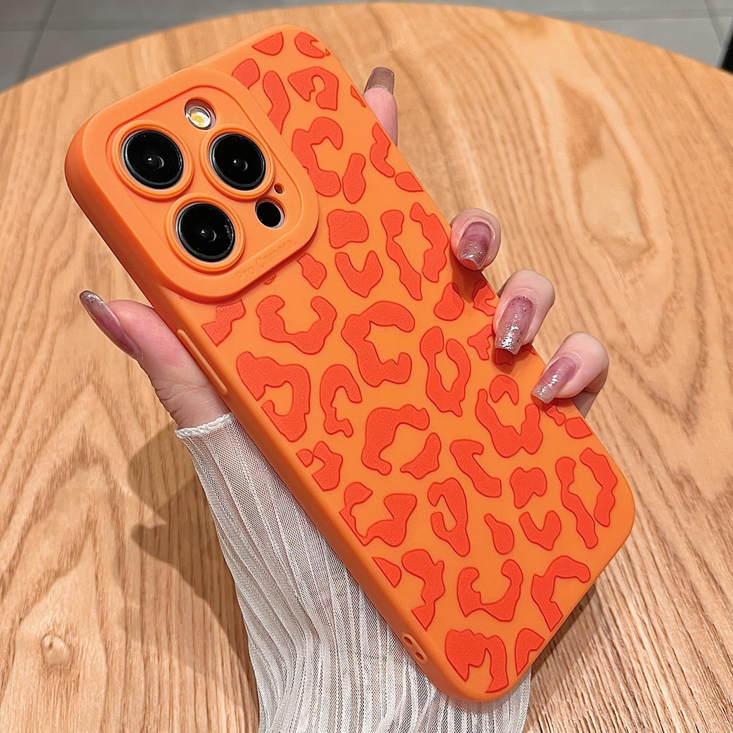 Coque iPhone 15 Pro Max guépard rose fuchsia, l'accessoire mode idéal pour vos sorties urbaines