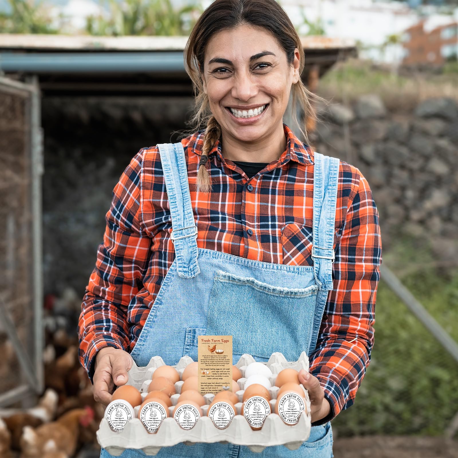 El juego de embalaje de huevos de granja fresca incluye 500 etiquetas de cartón de huevos frescos de granja, 200 tarjetas de instrucciones de manejo de huevos de doble cara, 500 etiquetas