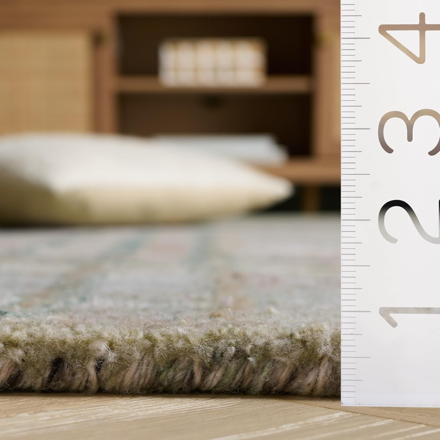 SAFAVIEH Area Rug 5x8 - Genre Collection - Green & Beige, Handmade, Ideal for Living Room, Bedroom, Dining Space (GRE950Y)