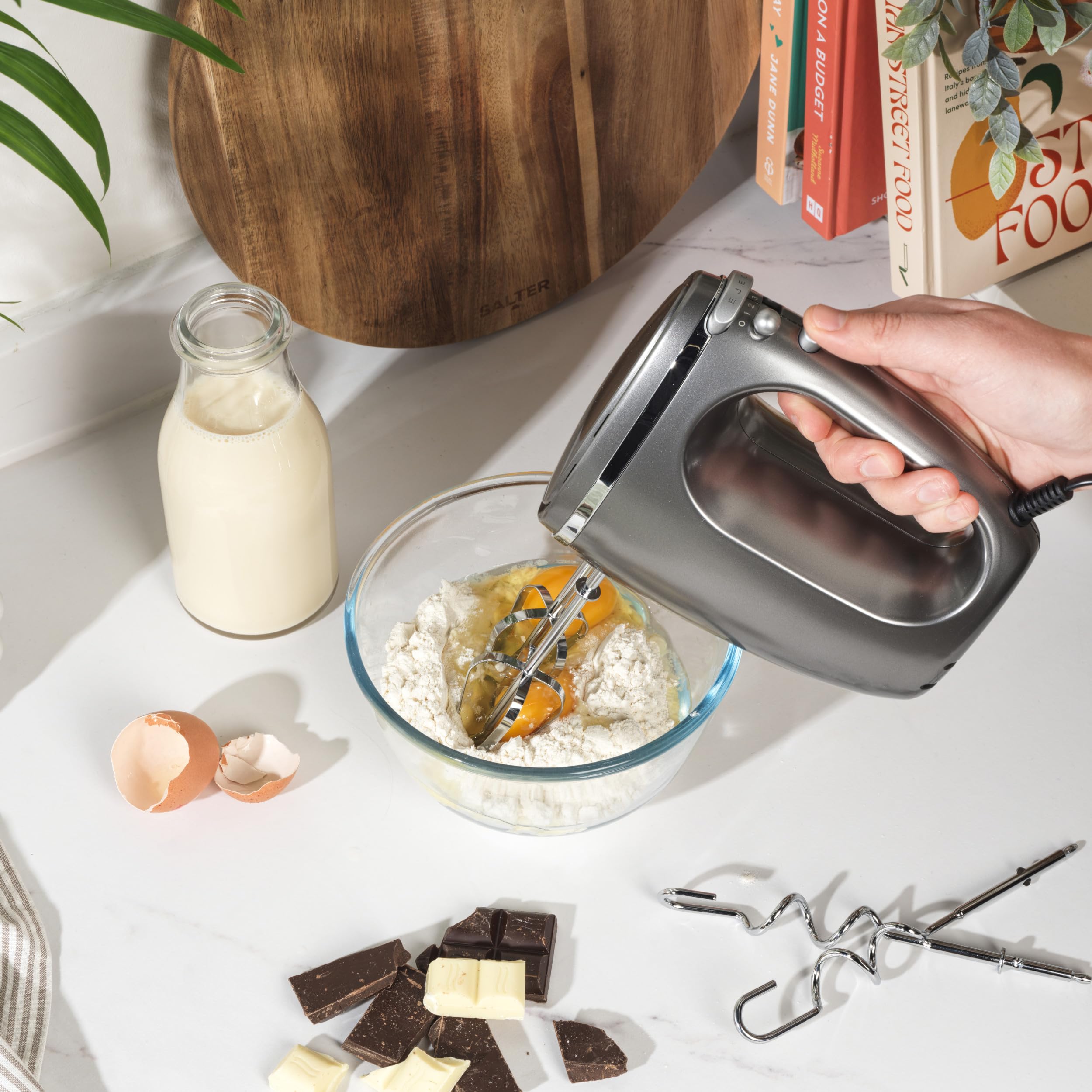 Batidora eléctrica de mano Salter EK4249COSVDEEU10, con batidores y ganchos amasadores, 5 velocidades ajustables y modo turbo, para batir y mezclar alimentos, colección Cosmos, gris, 300 W