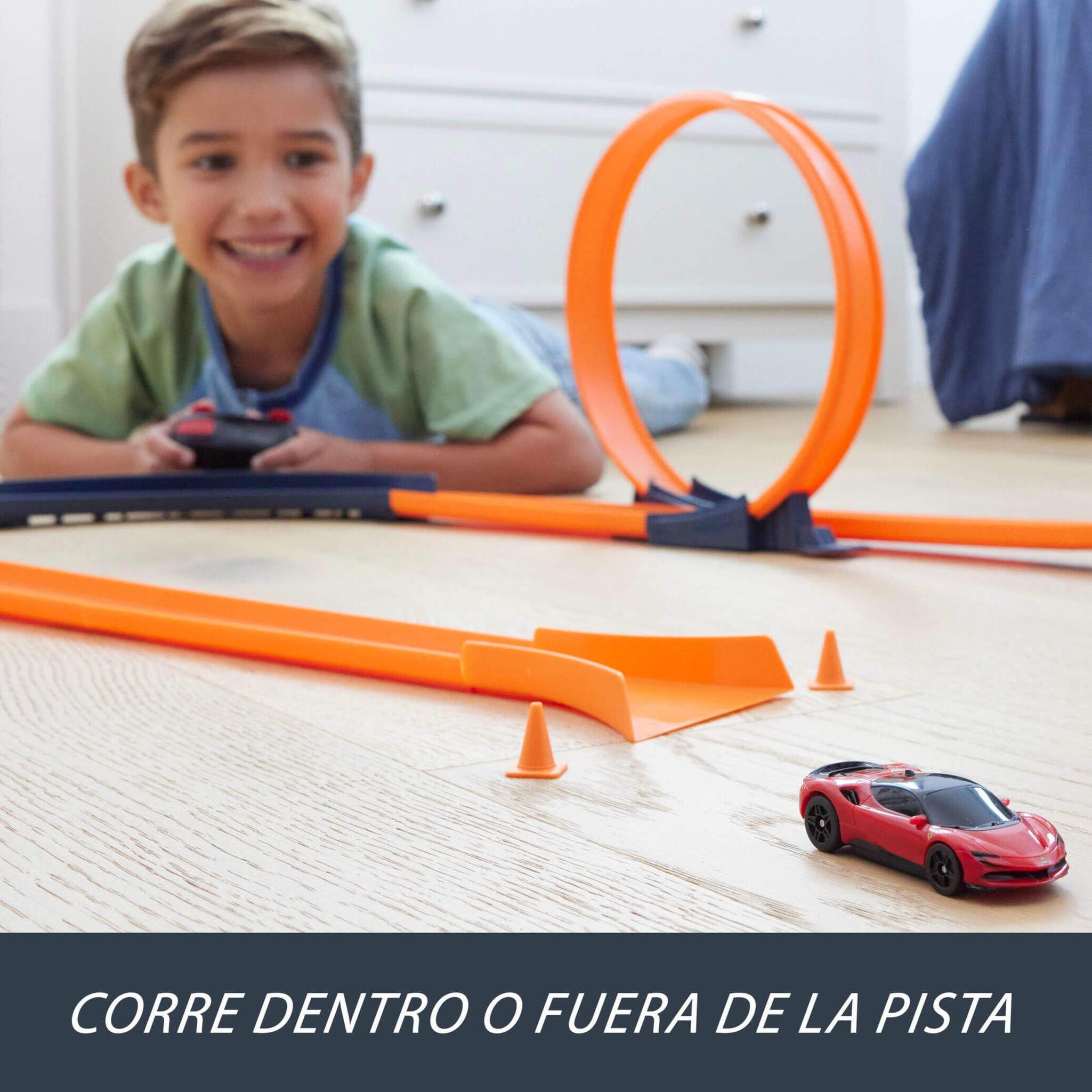 Hot Wheels RC Ferrari SF90 Stradale Assetto Fiorano Coche de Juguete teledirigido a Escala 1:64, Corre Dentro y Fuera de la Pista, botón de aceleración para Aumentar la Velocidad, JGD09