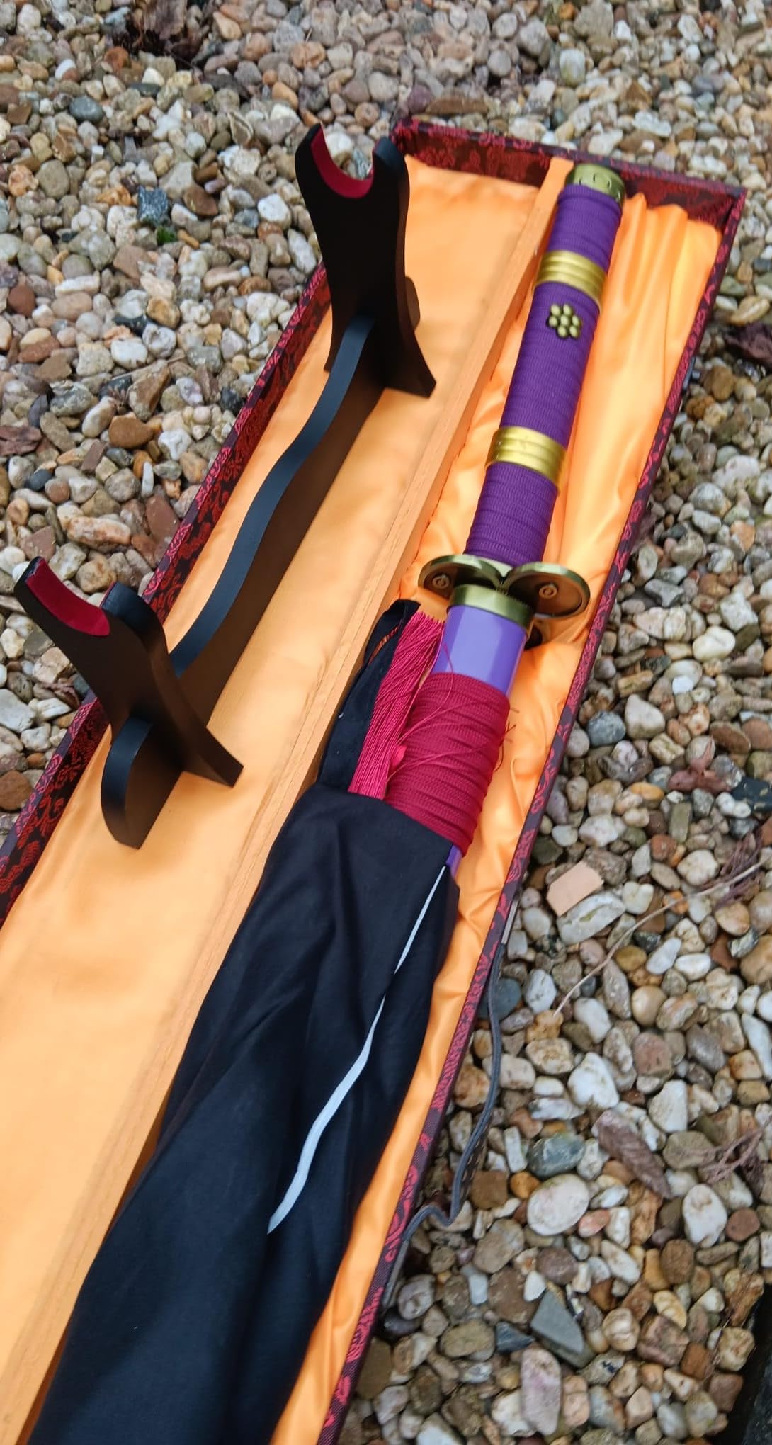 One Piece Katana Schwert Enma Zoro 106,5cm lang 70cm Klinge mit Schwertständer inkl. Präsentationsbox für Cosplay Manga Anime Japan Kampfkunst Fans Sammler Gamer
