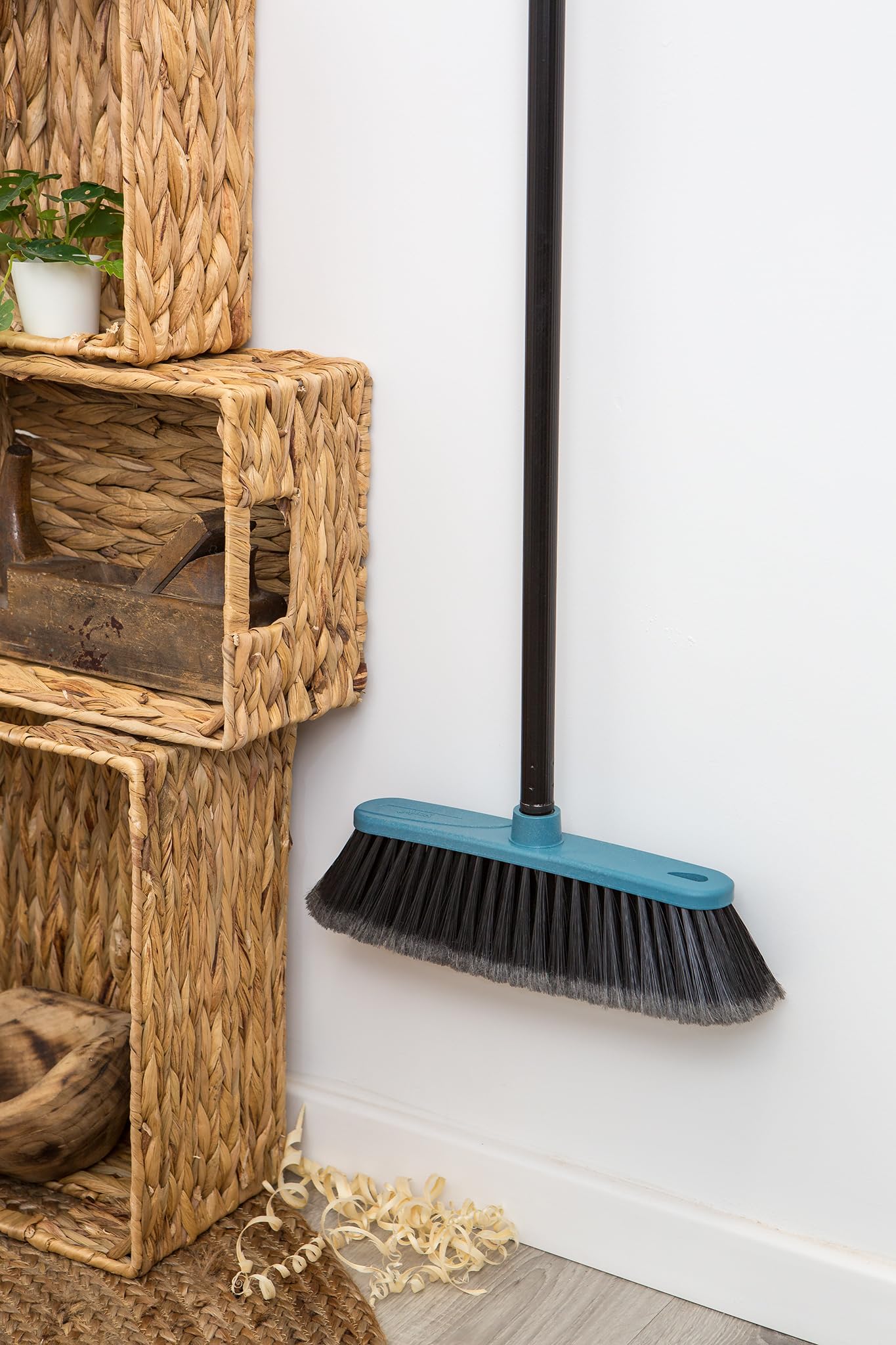 YORK ReSTART Scopa con Manico Lungo 120 cm Setole Fitte in Plastica Riciclata e Trucioli di Legno Spazzolone Ergonomico Larghezza 31 cm Blu e Legno