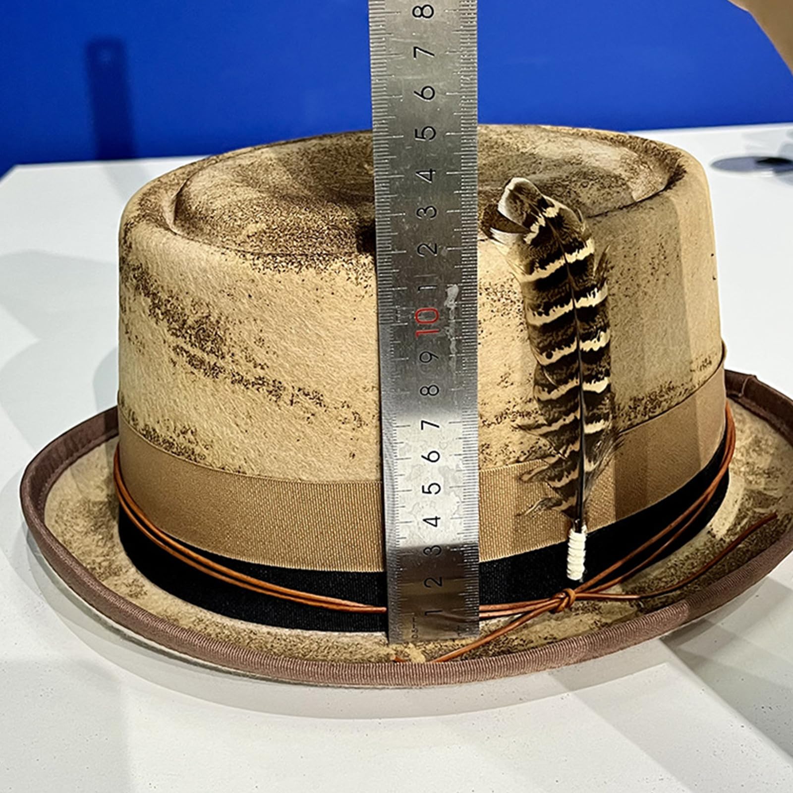 Elegante cappello in feltro britannico da donna per carnevale festival invecchiato con piuma Fedora Cap per uomini cappelli piatti da uomo a tesa corta