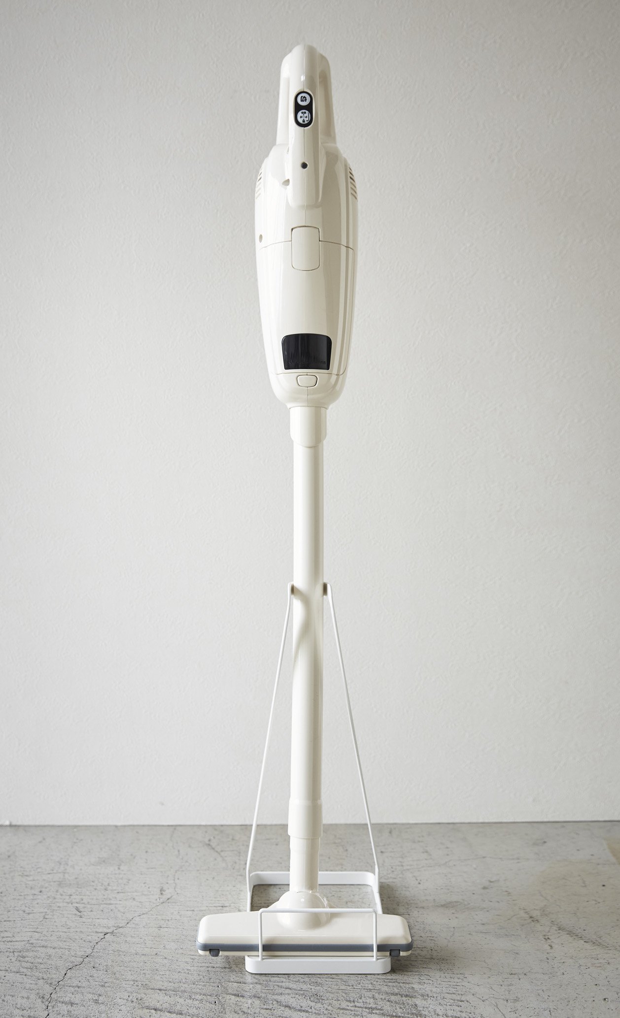 YAMAZAKI 3273 TOWER Vacuum Cleaner Stand, white, Steel, 15 x 24 x 38 cm