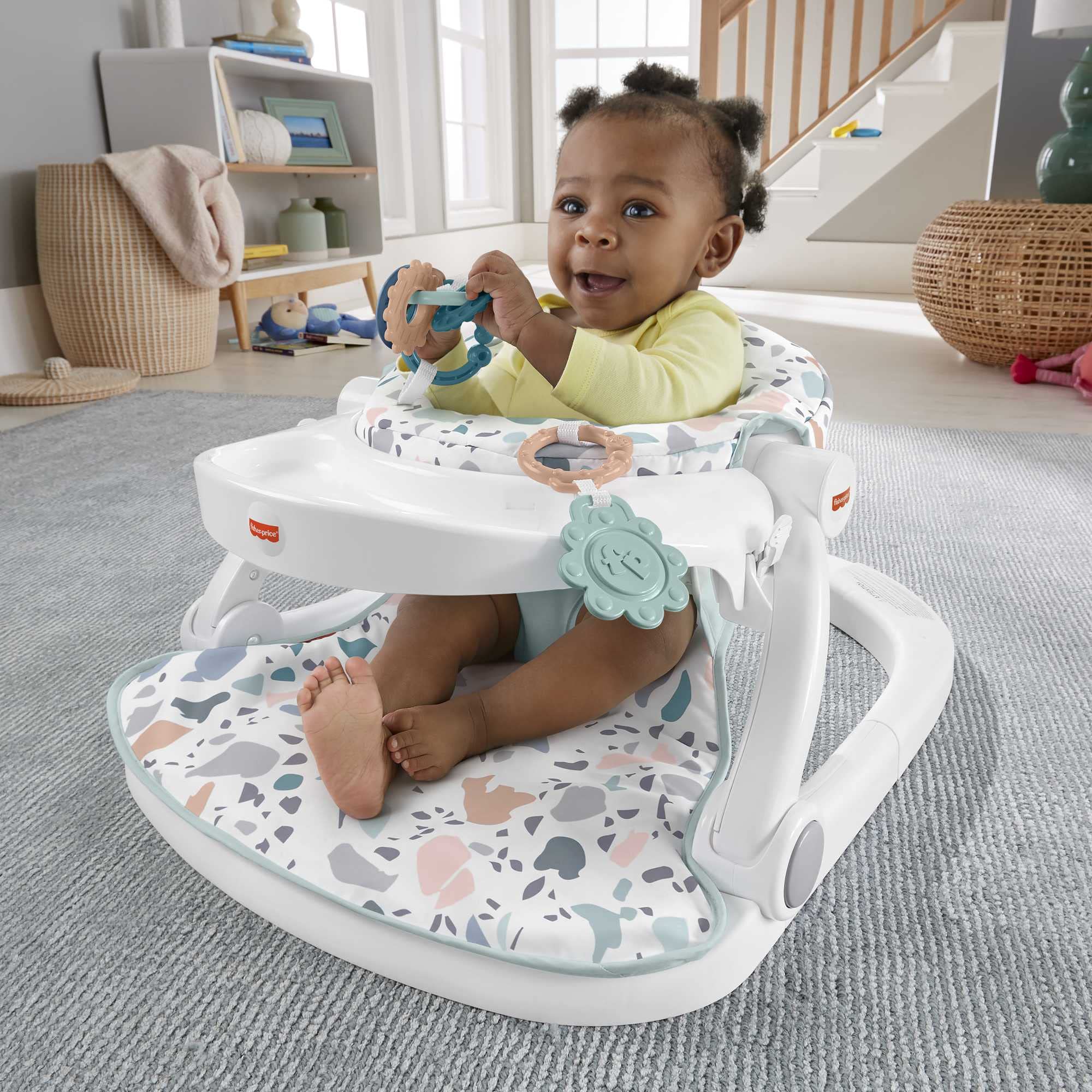 Fisher-Price Fotelik-siedzisko „Siadaj ze mną” z blacikiem, ze wzorem kamienistej plaży, przenośny fotelik dla niemowląt z zabawkami - HPF45