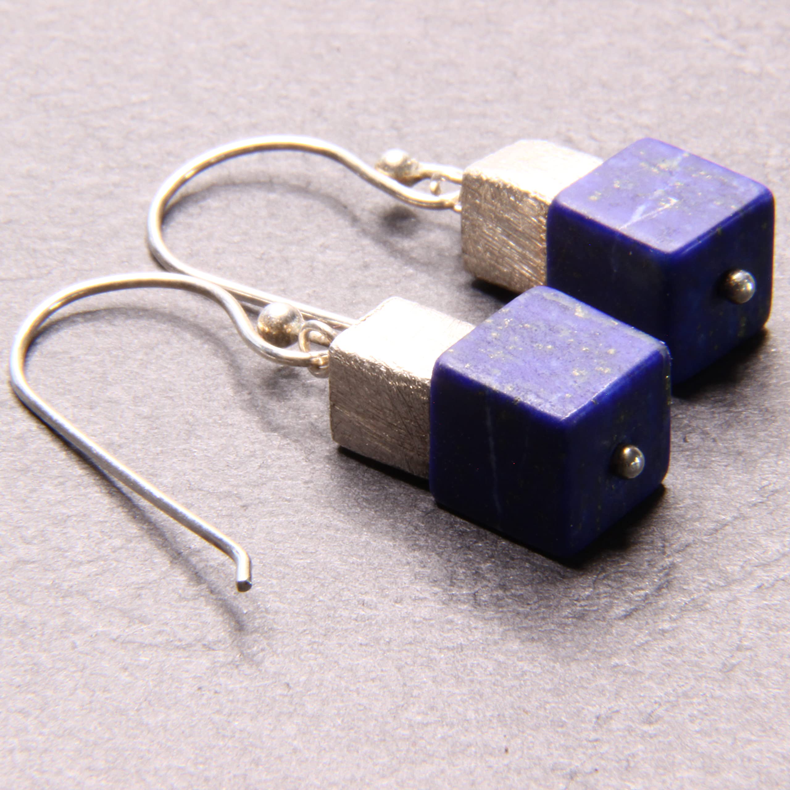 Tief blaue Lapis Lazuli Würfel Ohrhänger mit Silber Würfel mattiert und Fischerhaken Silber