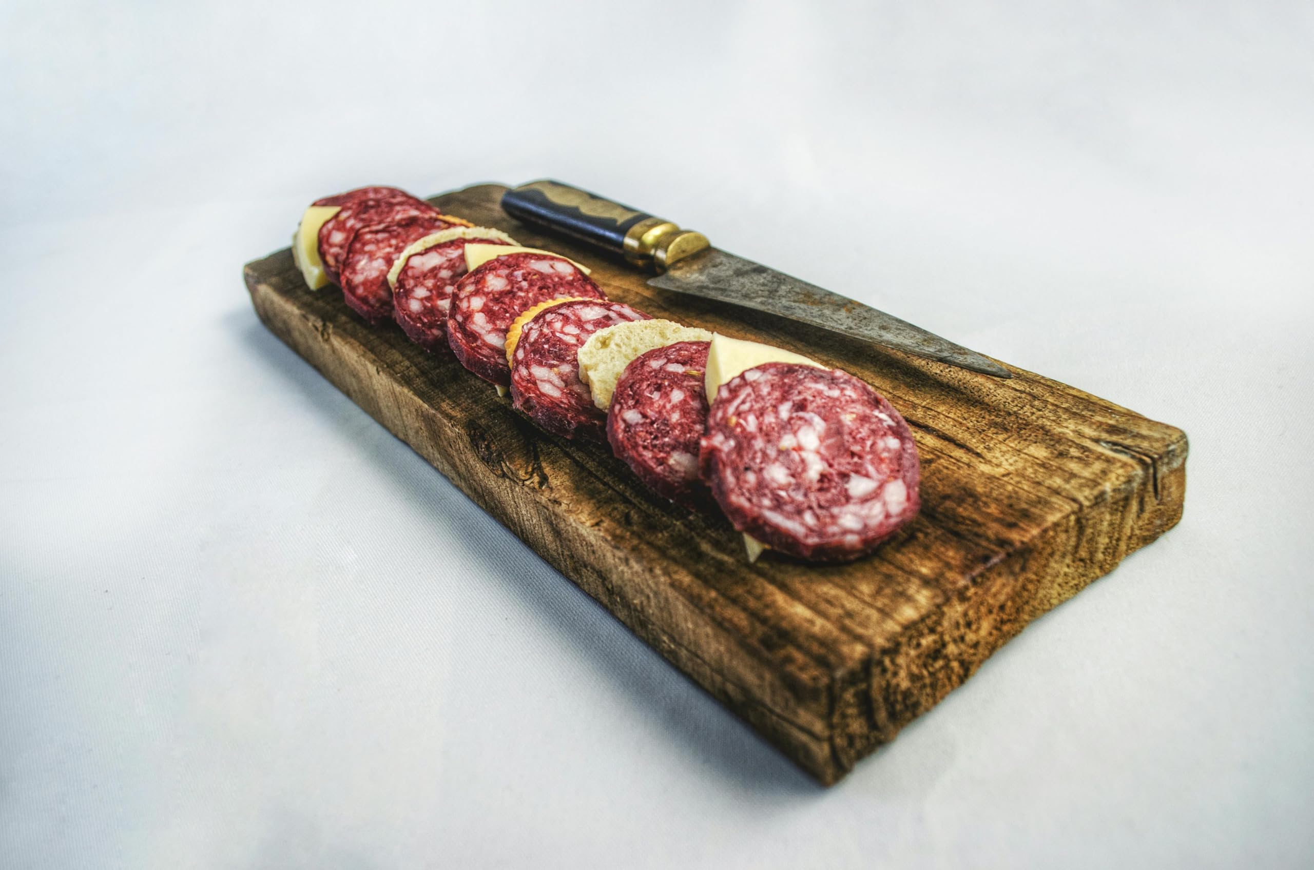 Jamón Ibérico de Bellota 100% Ibérico, Pata Negra, Aprox. 8-8,5 kg, con Chorizo o Salchichón de Bellota y Cuña de Queso de Oveja+miel natural de encina, Marca Guiju.Certificado brida negra.