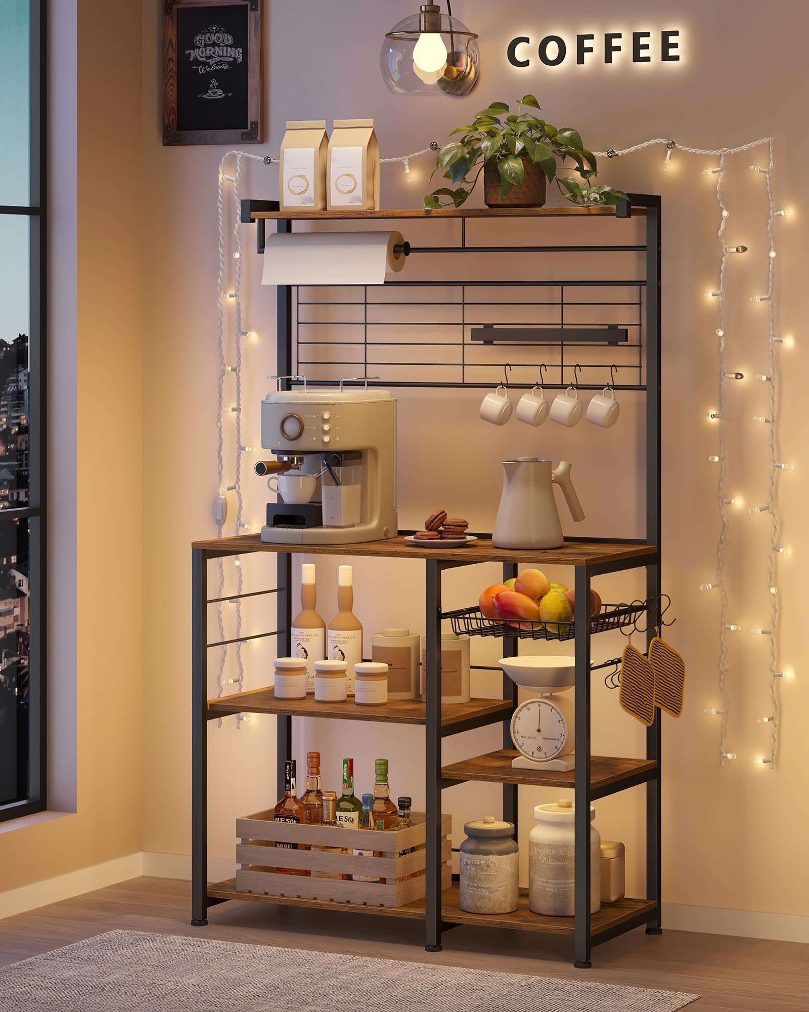 VASAGLE Étagère de Cuisine, Meuble de Rangement, Îlot de Cuisine avec Support Magnétique pour Couteaux, Panier Métallique, Support pour Essuie-Tout, 12 Crochets, Marron Rustique et Noir KKS026B01