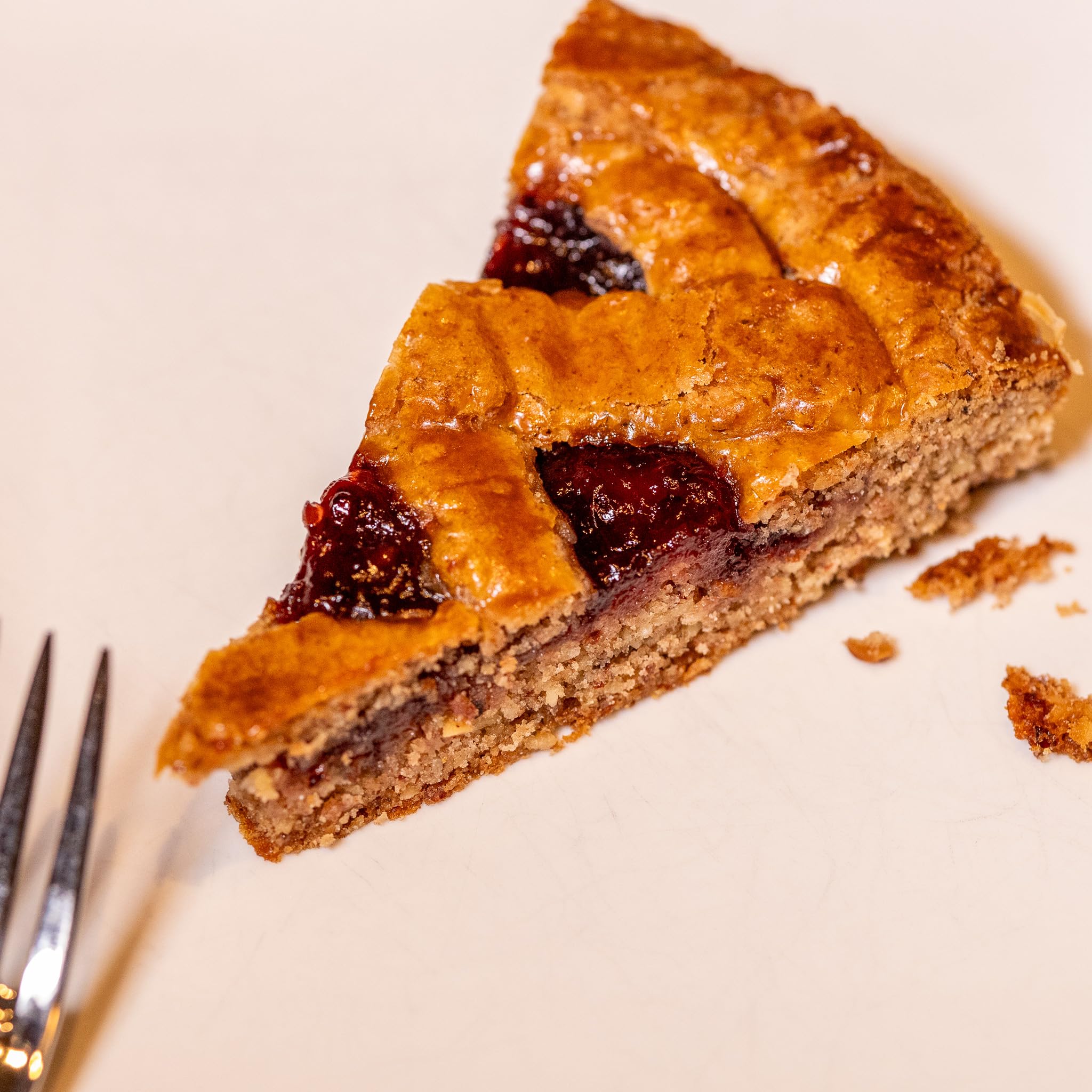 Traditionelle handgemachte Linzertorte mit frisch gemahlenen Nüssen und Himbeer-Marmelade