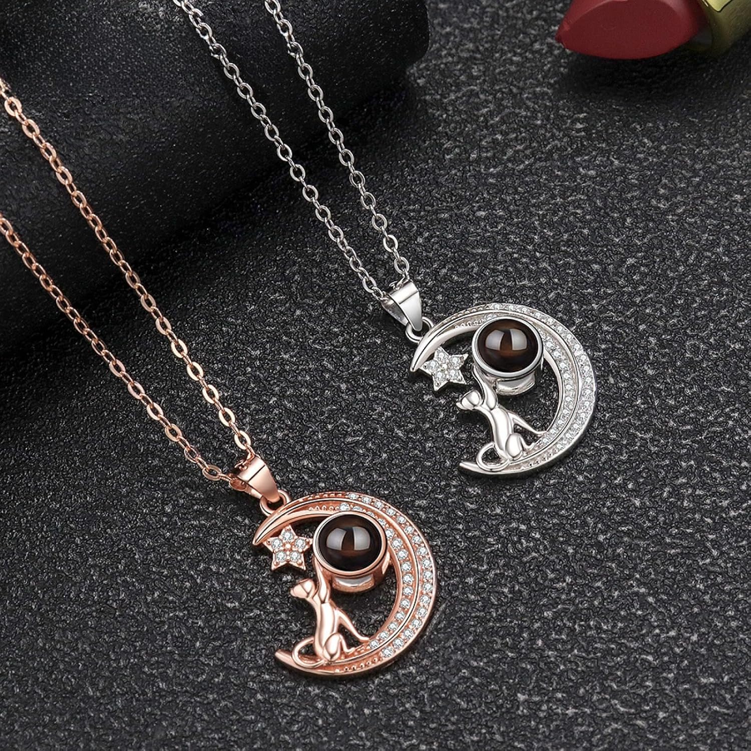 猫とペアのアクセサリー」猫好きさんへのプレゼント(決定版)｜Chantiiコラム [Ｍedalboy] 猫好きへのプレゼント 子猫ペンダント 誕生日プレゼント 写真投影ネックレス カップルギフト 100言語ペンダン