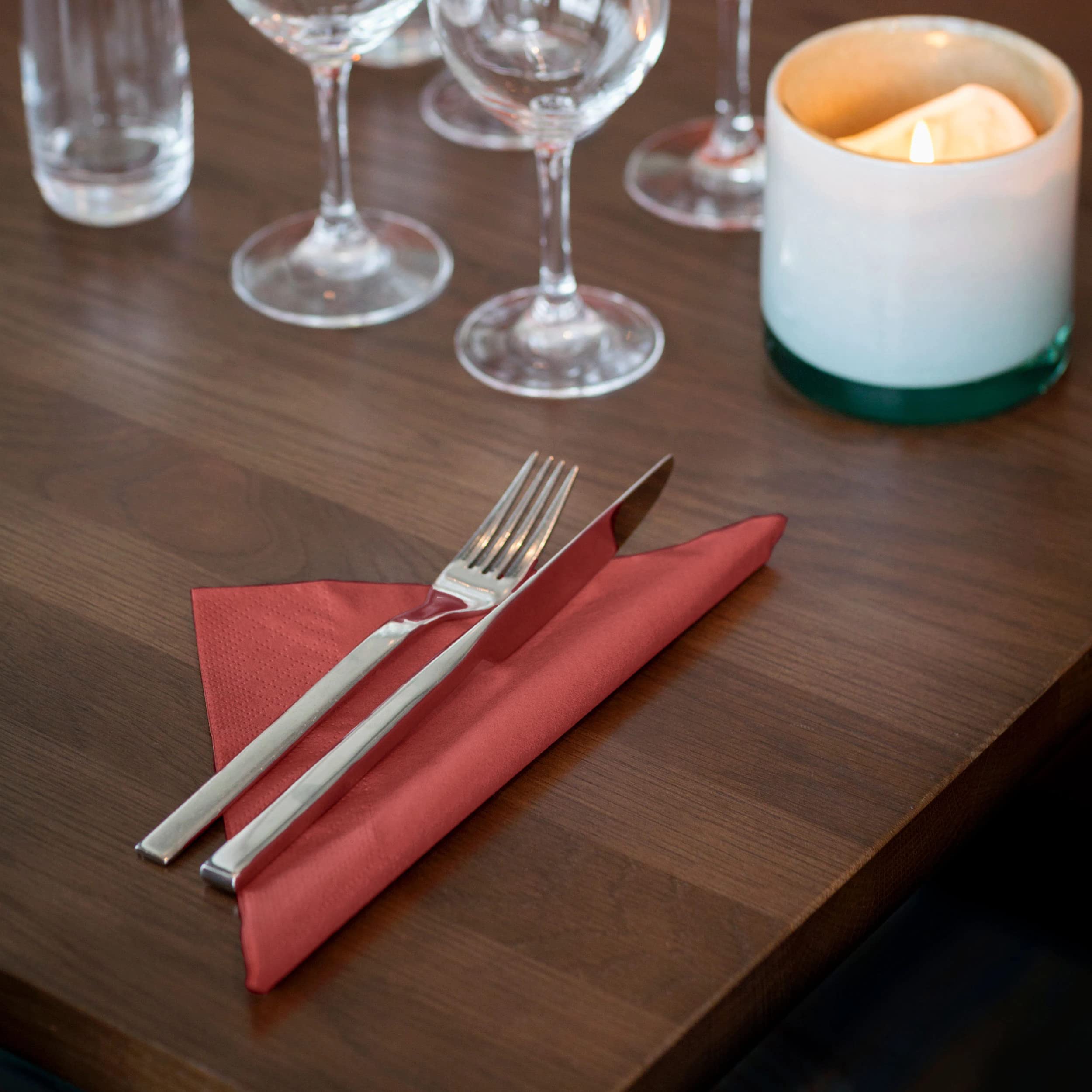 Tork 477213 Tovagliolo Lunch bordeaux Advanced, 2 veli, piegato in 4, 10 pacchi x 200 tovaglioli (2000 pz), 33 cm (lungh.) x 32,6 cm (largh.)