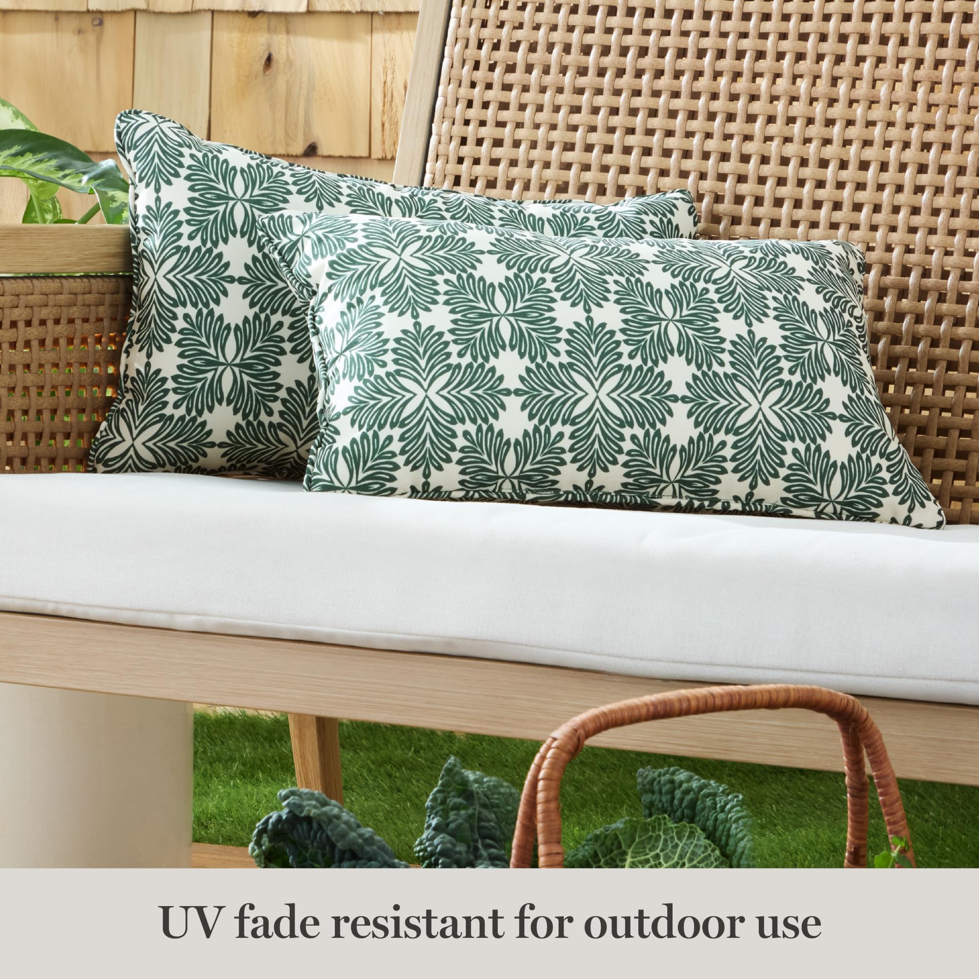 Martha Stewart Tulum - Set di 2 cuscini decorativi per interni ed esterni, resistenti allo sbiadimento UV, idrorepellenti, design moderno stampato, 28 x 45 cm, verde