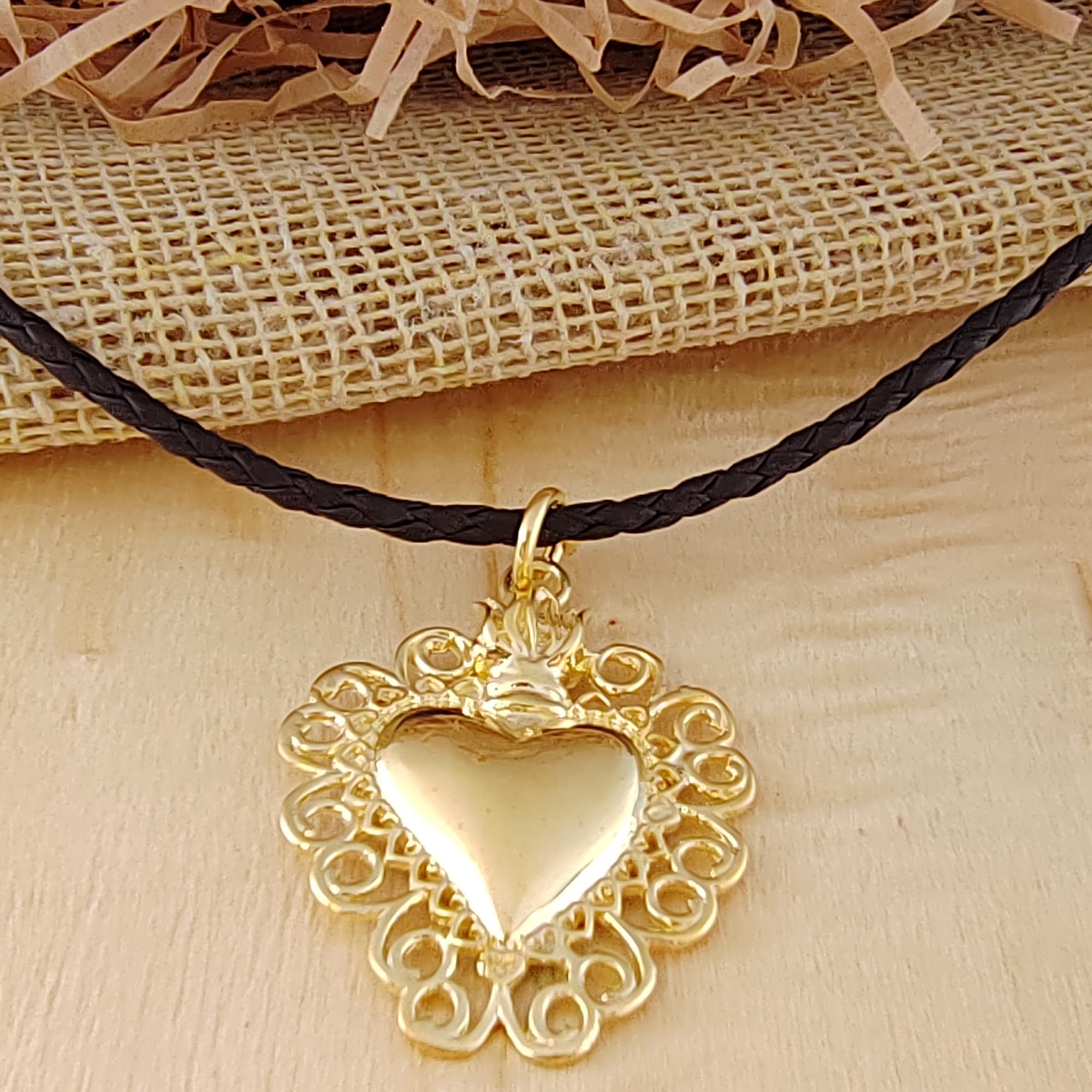 Gioielli Aurum Collana Sacro Cuore in Argento 925, Ciondolo Dorato, Cordino in Pelle Nera, Gioiello Religioso Unisex, Regalo Uomo Donna