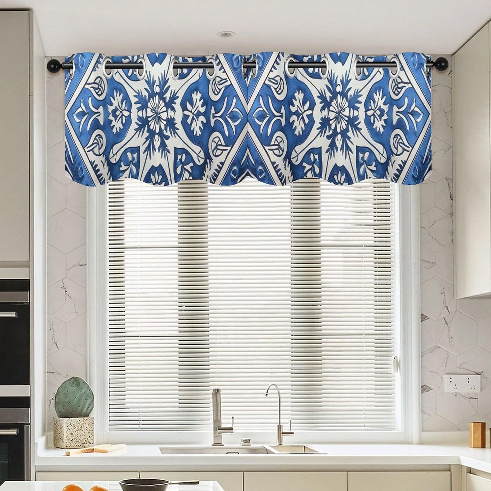 Cantonnière florale occultant léger bleu dynastie, 2 panneaux pour habiller vos fenêtres