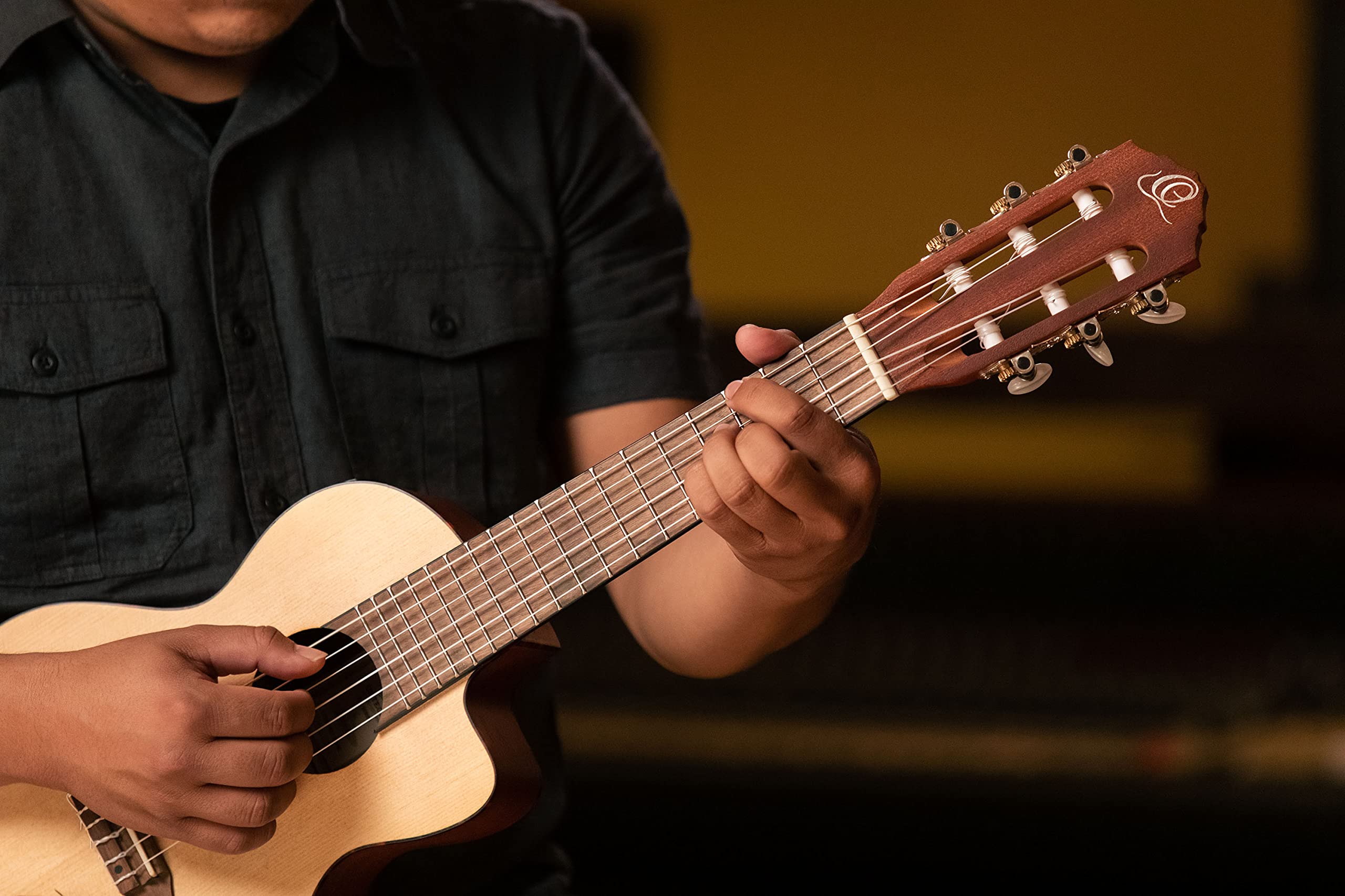Ortega Guitars Travel Guitar elettro-acustica - Mini/Travel Series - Guitarlele 6 corde - top in abete con motivo disegnato a laser (RGL5CE)