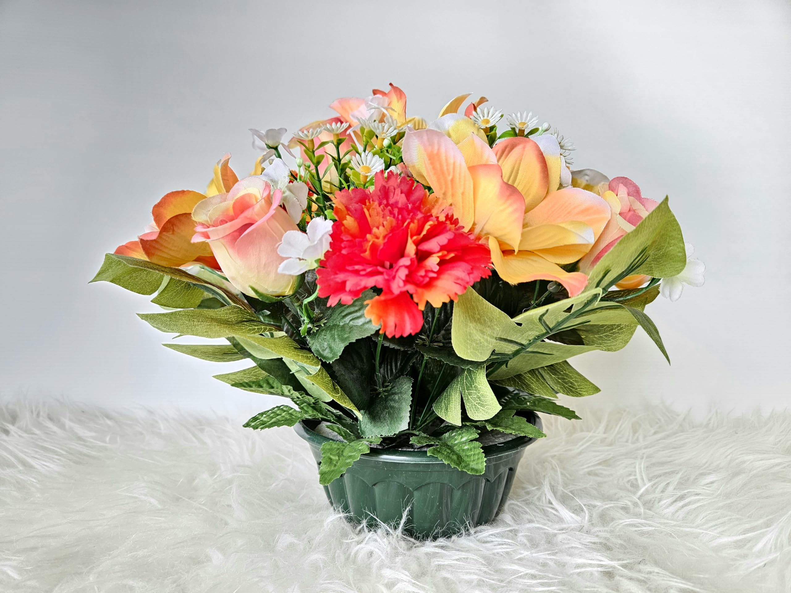 Composition de Fleurs Artificielles Lesté Ciment pour Une Parfaite Tenue à L' Extérieur Vu Son Poids et Son Pot en Forme de Charlotte. Réalisé par nos Soins, Fleurs de Qualité.