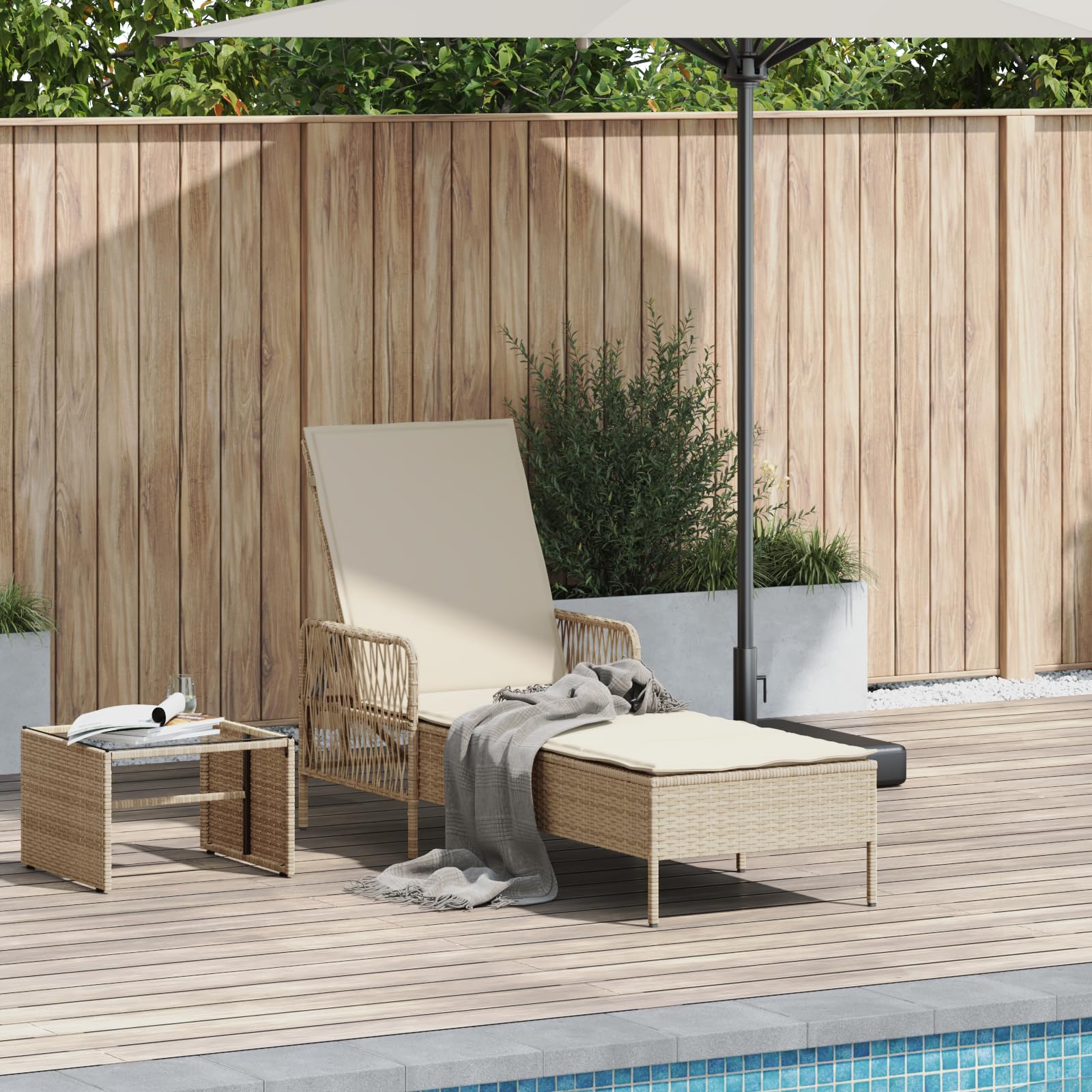 Chaise longue d'extérieur en rotin PE beige et blanc crème pour votre terrasse