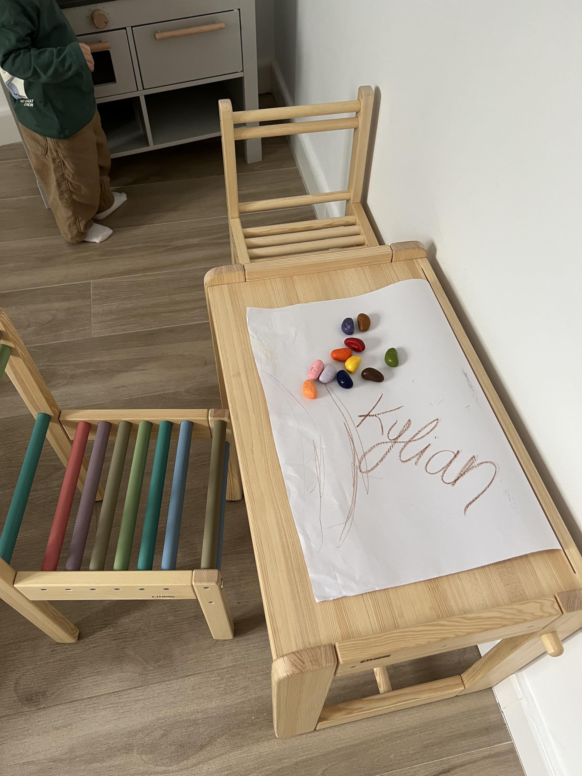Mesa Infantil Montessori con Rollo de Papel EthosWood® | Escritorio de Madera Natural Barnizada | Seguro y Ergonómico | Ideal para Dibujar, Pintar, Estudiar y Jugar | Hecha en España