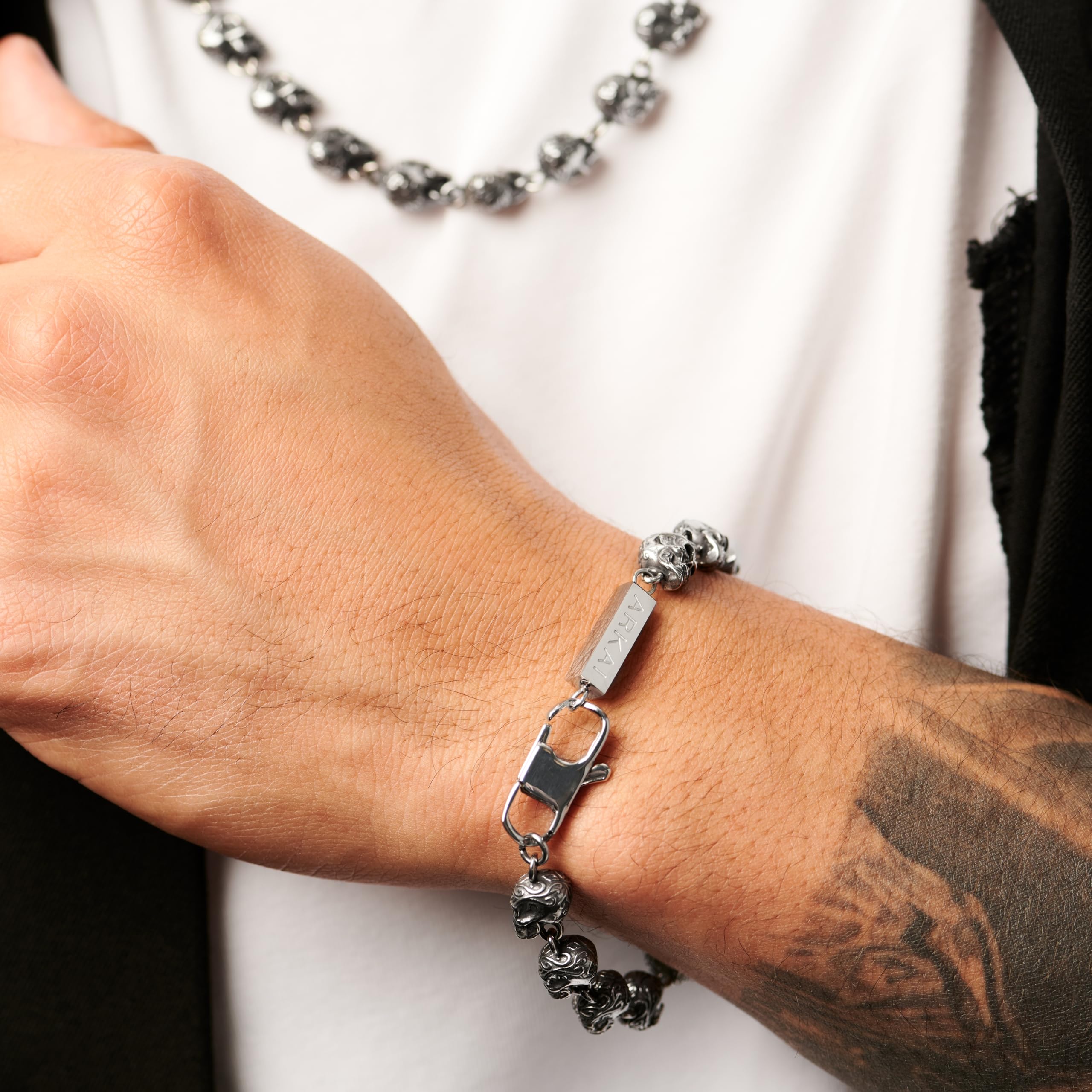 Arkai by Trendhim Pulsera para hombre con perlas de calavera de acero inoxidable, cierre de latón robusto y diseño detallado, diseño danés, accesorio informal