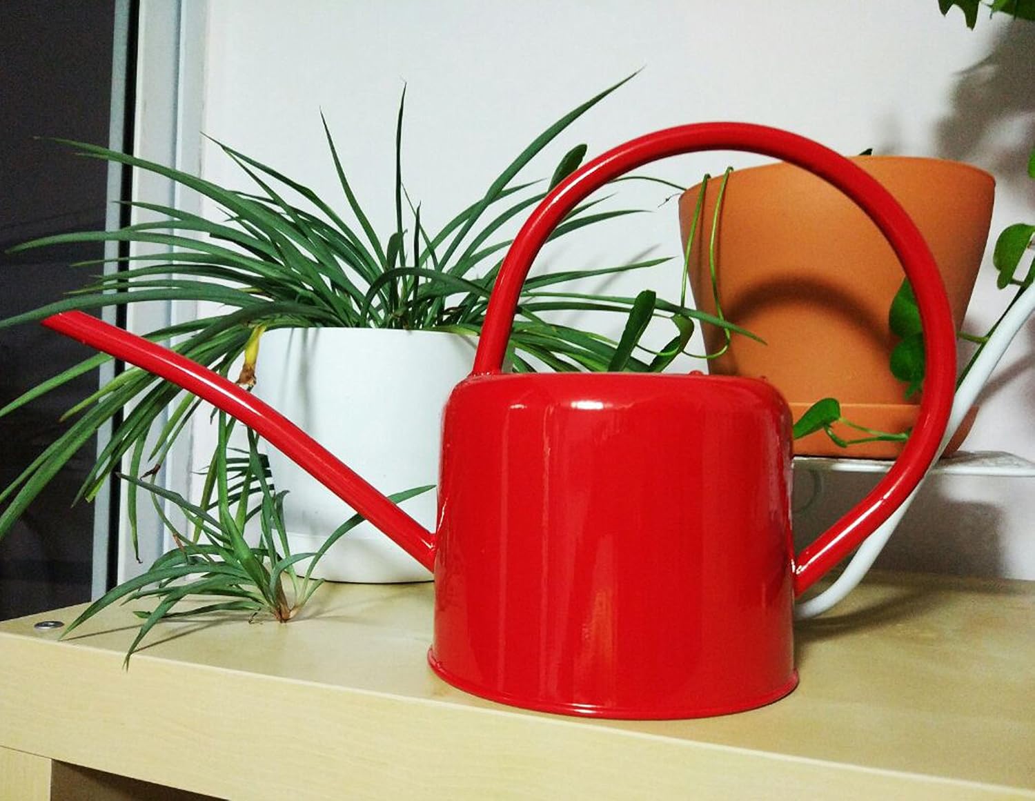 Retro Style Gorgeous Long Spout/Iron Watering Can Gardening Tool 1.7 L(red)