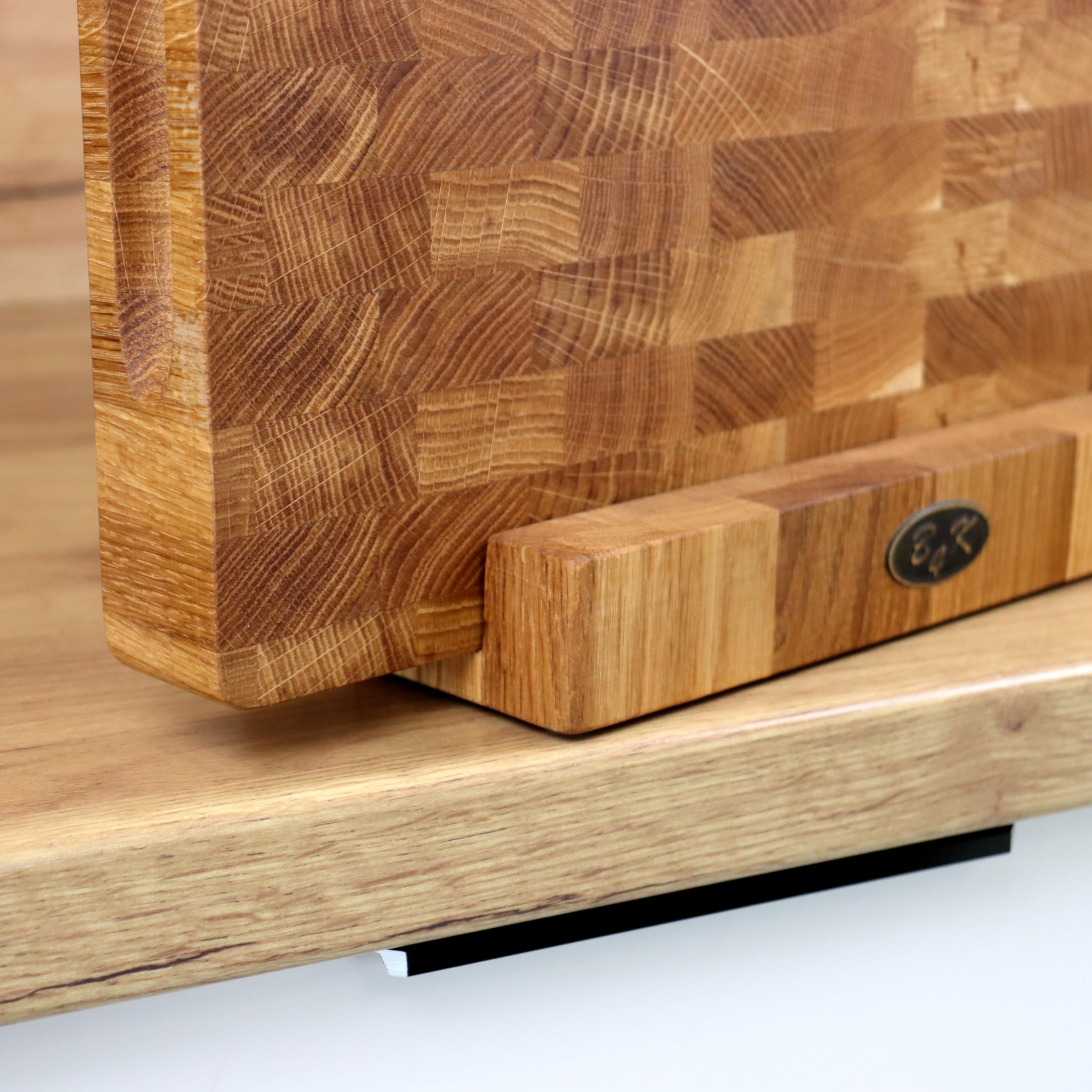 B4K® Schneidebrett mit Ständer aus Eiche Stirnholz 35 × 25 × 4 cm – Massiver Hackblock | Antibakterielles Hirnholzbrett mit Griffen & Silikonfüßen | Perfekt für Küche, Fleisch & BBQ