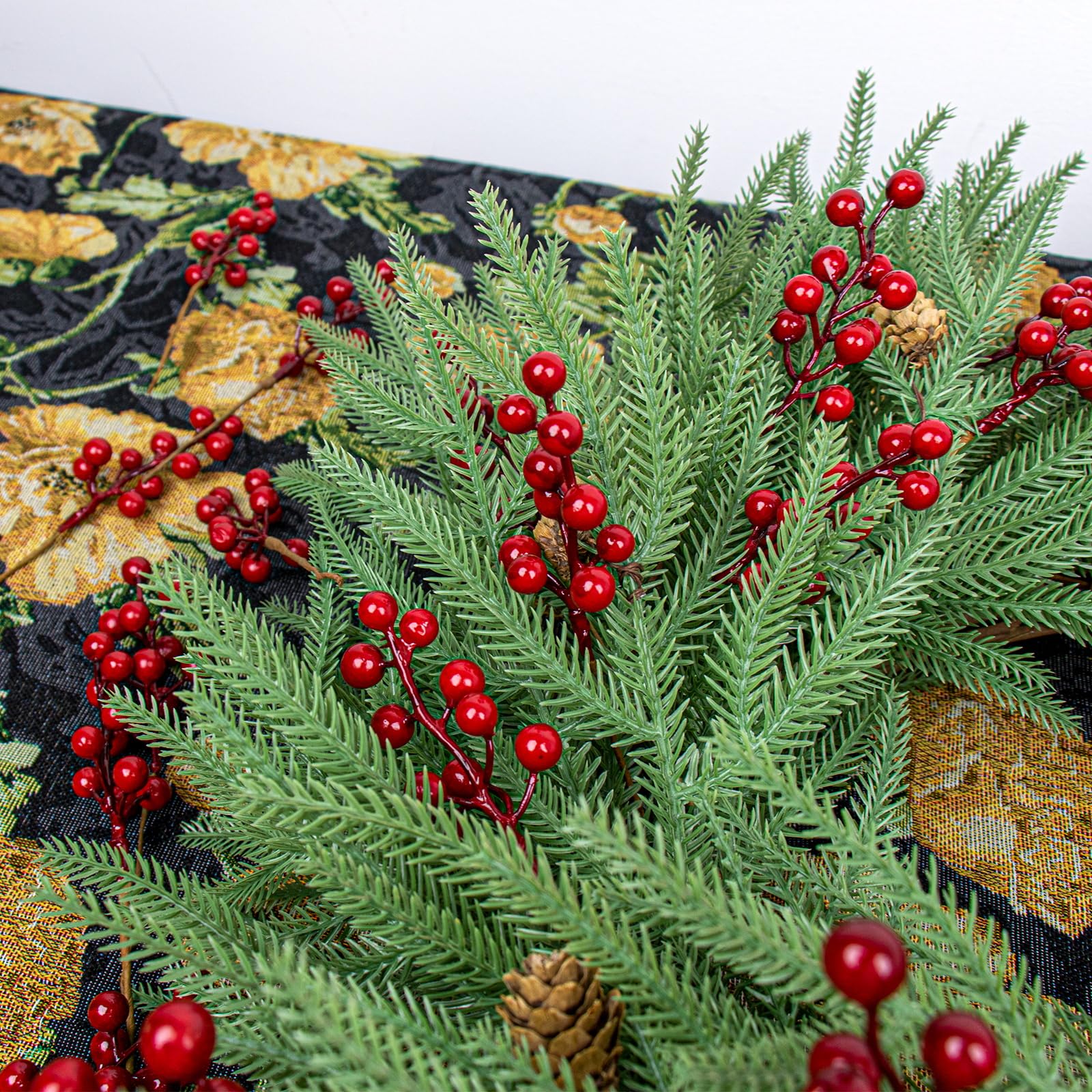 J'FLORU Paquete de 50 decoraciones para árbol de Navidad de 6.5 pulgadas, tallos de bayas artificiales, púas de bayas rojas para Navidad, invierno, adornos de árbol de Navidad, centros de mesa,