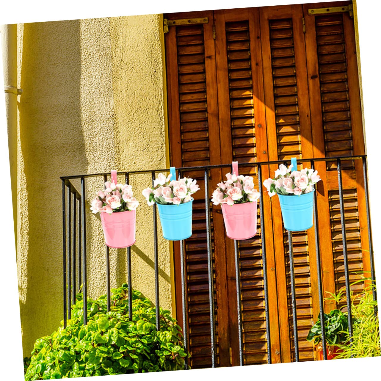 Kisangel Jardinière Balcon Suspendue en Fer, Pot de Fleur pour Balcon Crochet Amovible, Drainage et Ventilation, Lot de 4 pour Fleurs Sèches