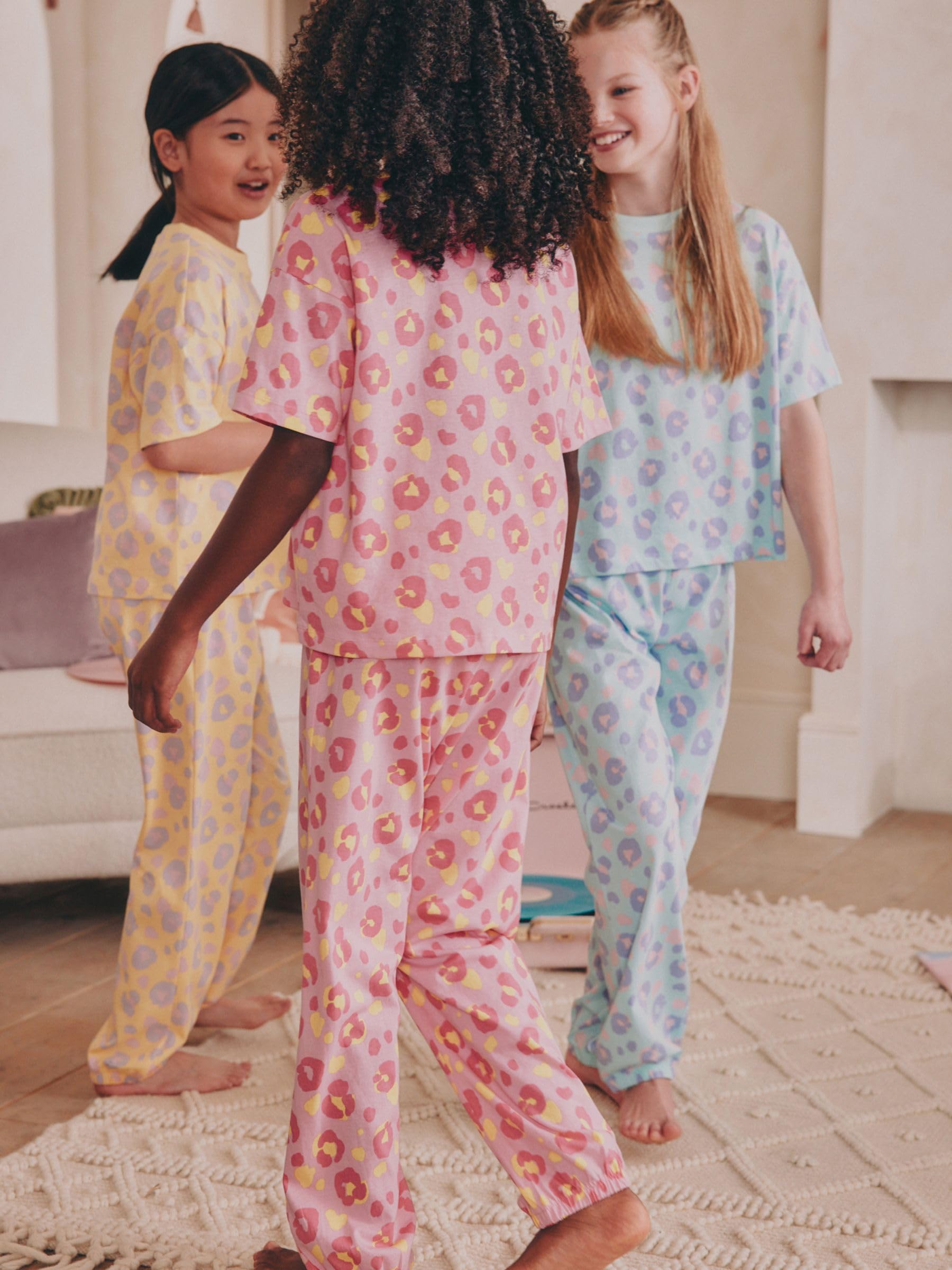NEXT Mädchen 3er-Pack Schlafanzug mit Jogginghose und Animal-Print