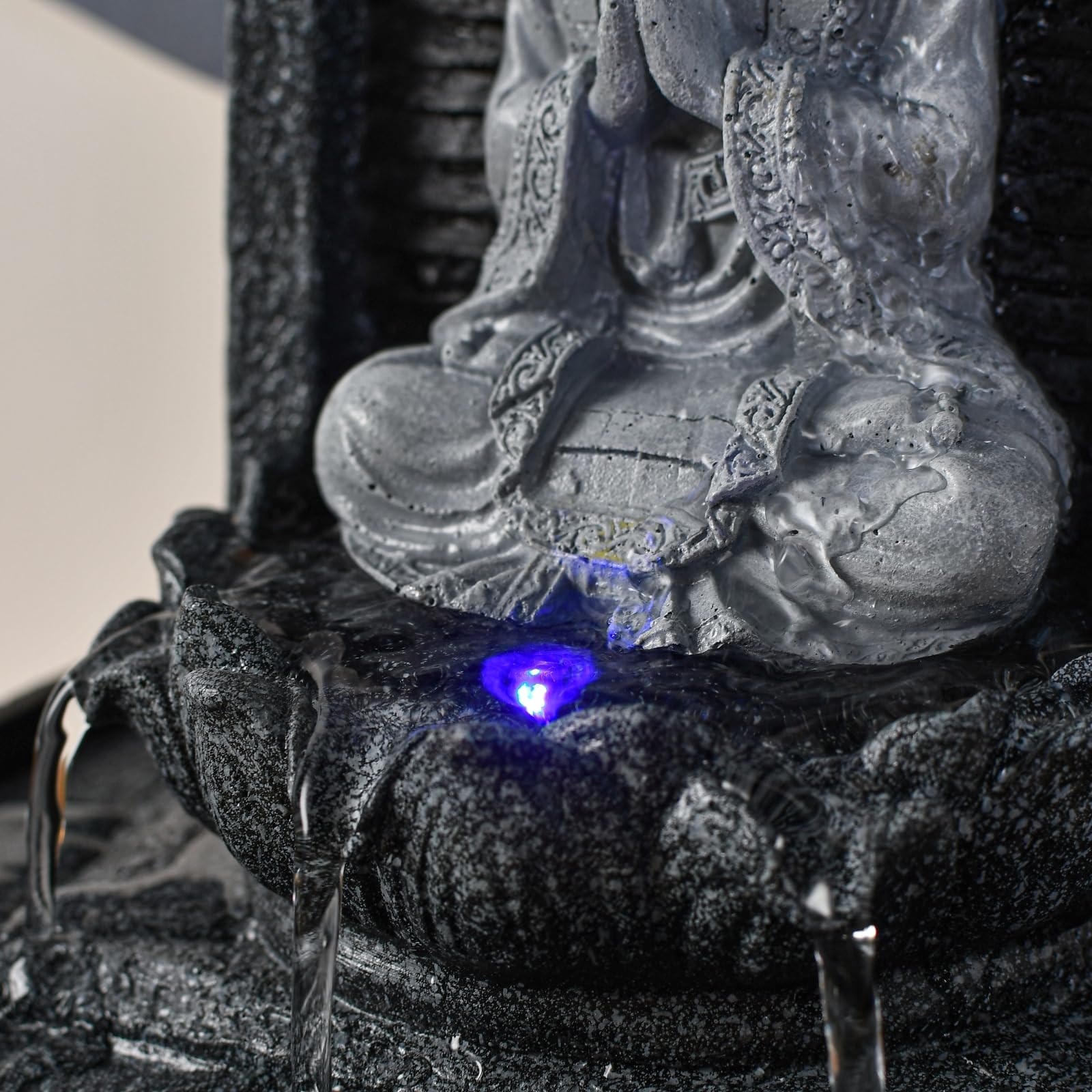 Fontaine d’Intérieur Bouddha Mur d’Eau Cascade Lotus Lumière LED Blanc – Déco Zen Salon Chambre Feng Shui - Fontaine de Table Circuit fermé - Cadeau Utile– H 26cm – Nirvana Zen’Light