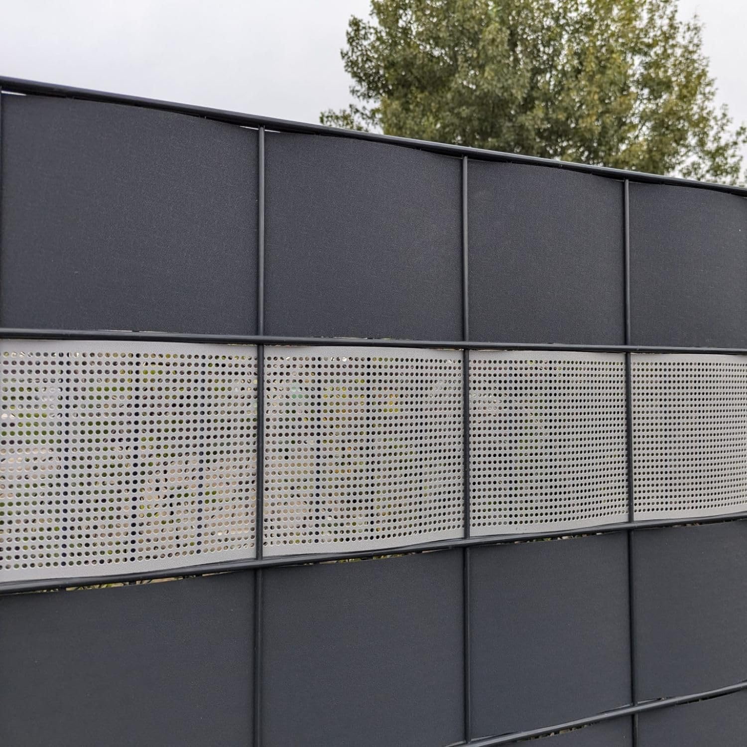 Premium Sichtschutzstreifen GELOCHT | genarbte Oberfläche | 30% Lochmuster | PP für Doppelstabmatten | Sichtschutz Rolle | Polypropylen | Zaunblende Anthrazit 26m