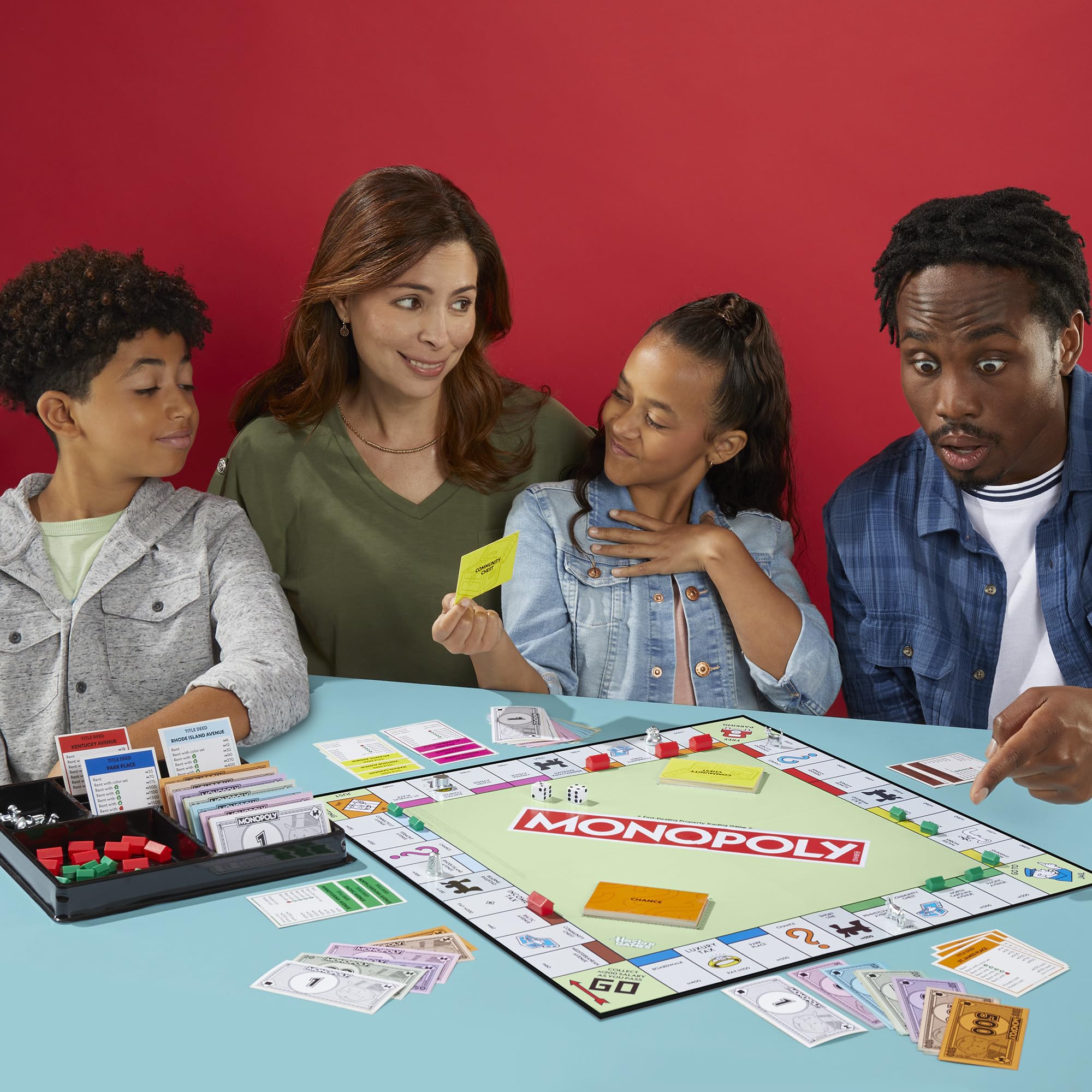 Hasbro Gaming, Monopoly, Gioco da Tavolo, Ideale per Famiglia e Amici, per Bambini e Bambine da 8 Anni in Su, Include Vaschetta Contenitore e Pedine Più Grandi, per 2-6 Giocatori, in Italiano