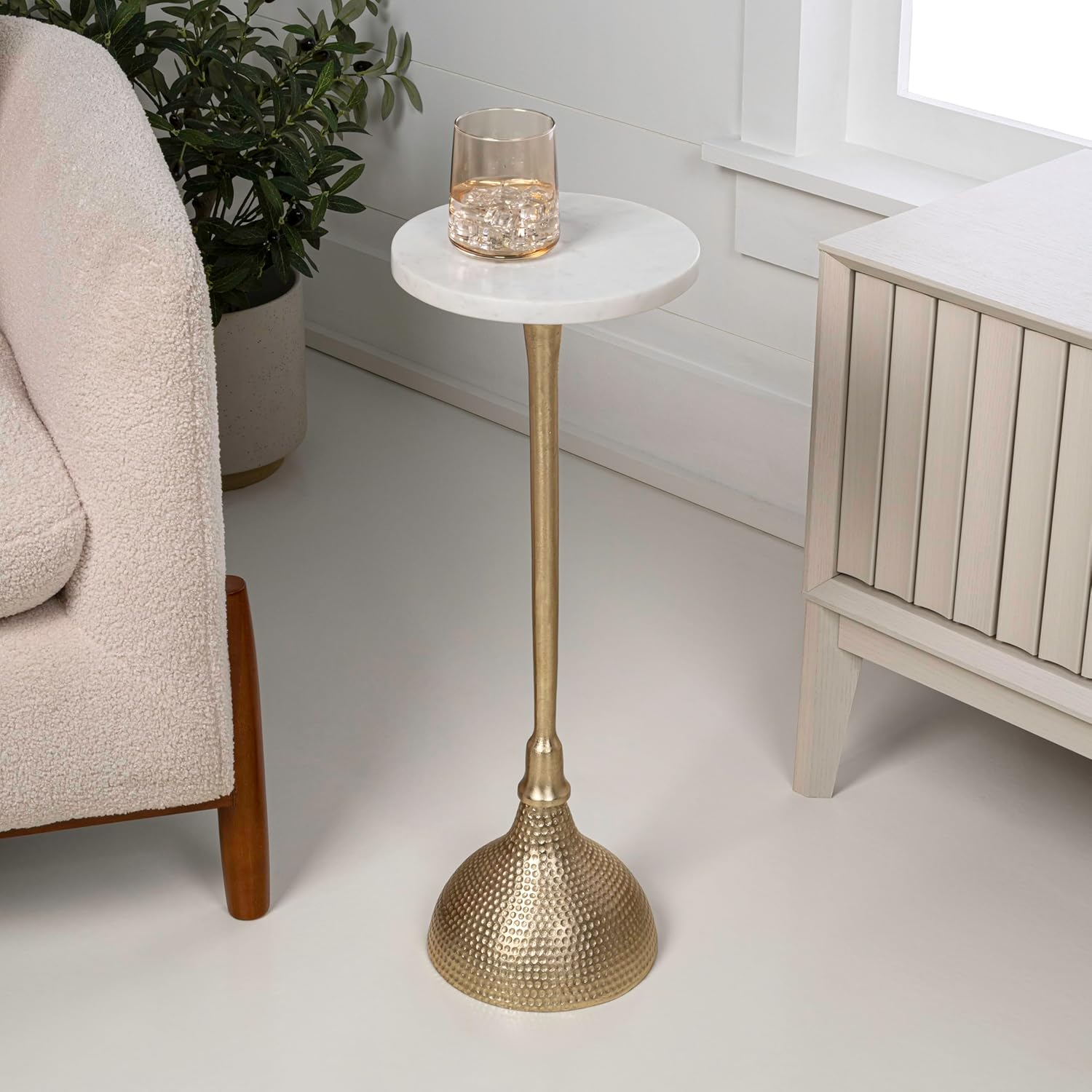 JONATHAN Y END4001A Ava 23.75" Art Deco Contemporary Metal Pedestal Drink Table and Decorative End Table with White Marble Round Top and Hammered Base for Living Room, Bedroom, Office, Gold