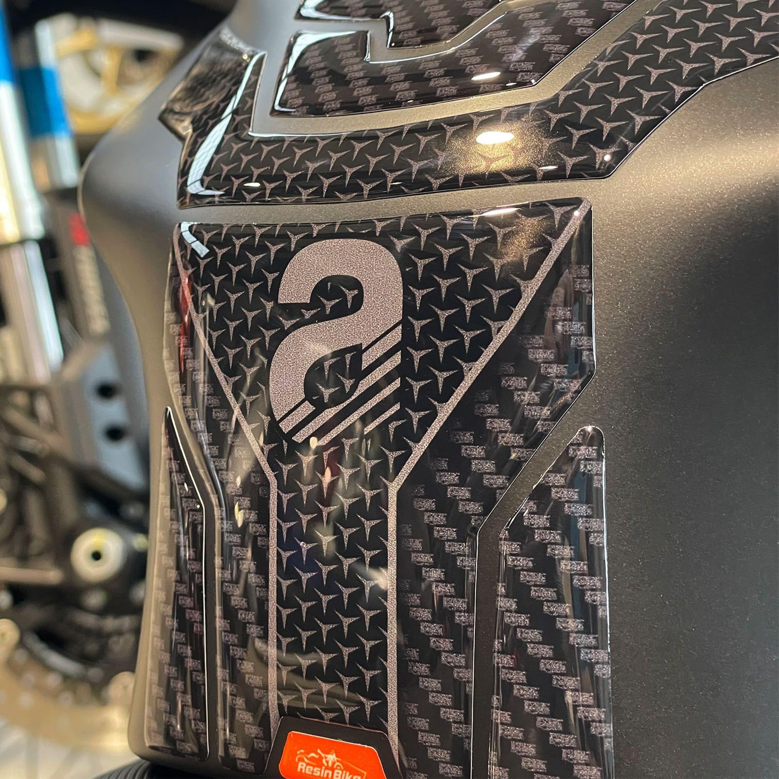 Resin Bike Autocollant Moto Compatibles avec Aprilia Tuono-RS 660 2020-2026. Protection Grip de Réservoir Moto Contre Les Chocs et Les Éraflures. Autocollant 3D Résinés Made in Italy