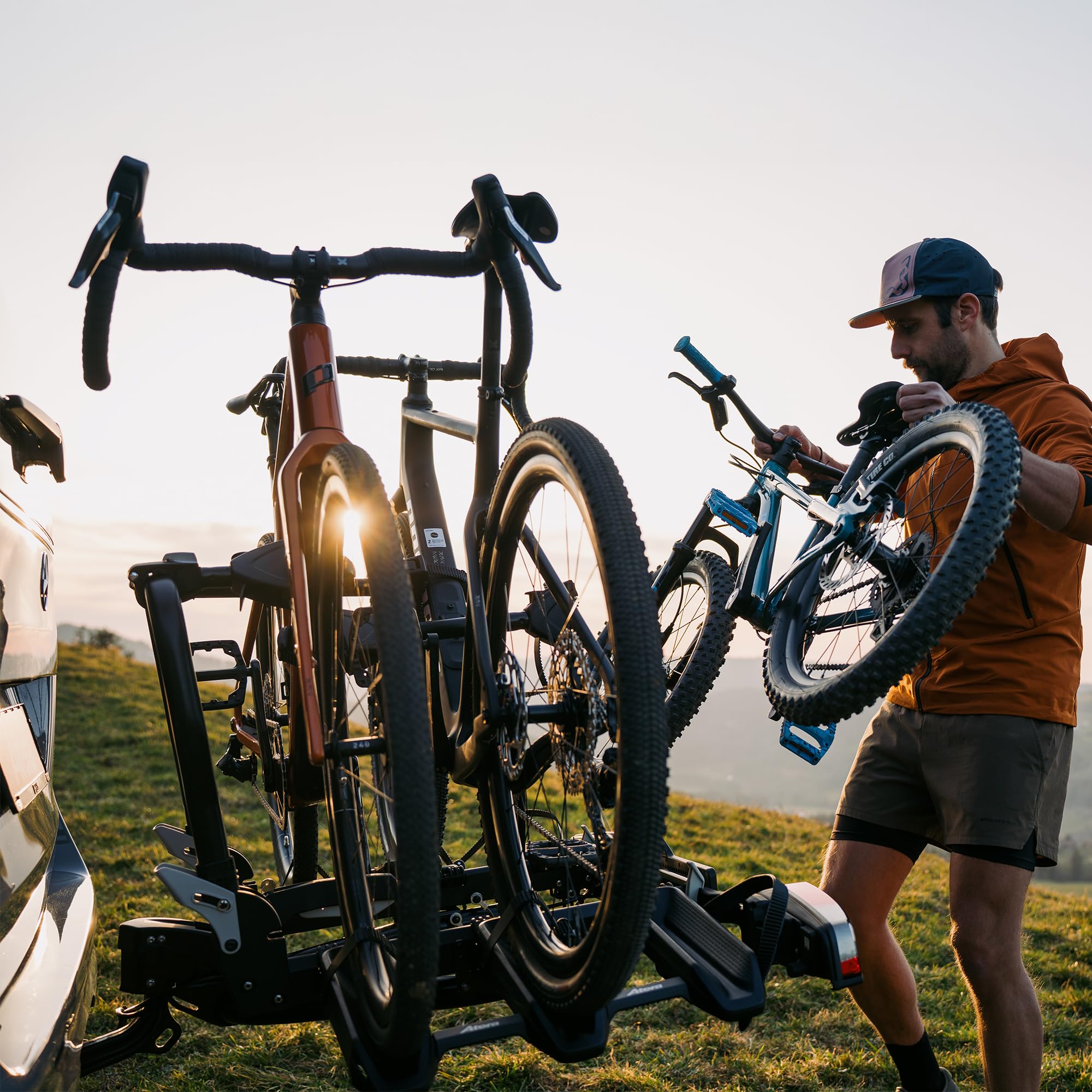 Atera Fahrradheckträger Forza L, für 3 Fahrräder, Schwarz | Auto-Kupplungsträger mit Rückleuchten, faltbar, für 3 Fahrräder oder schwere E-Bikes, Art. Nr. 022801