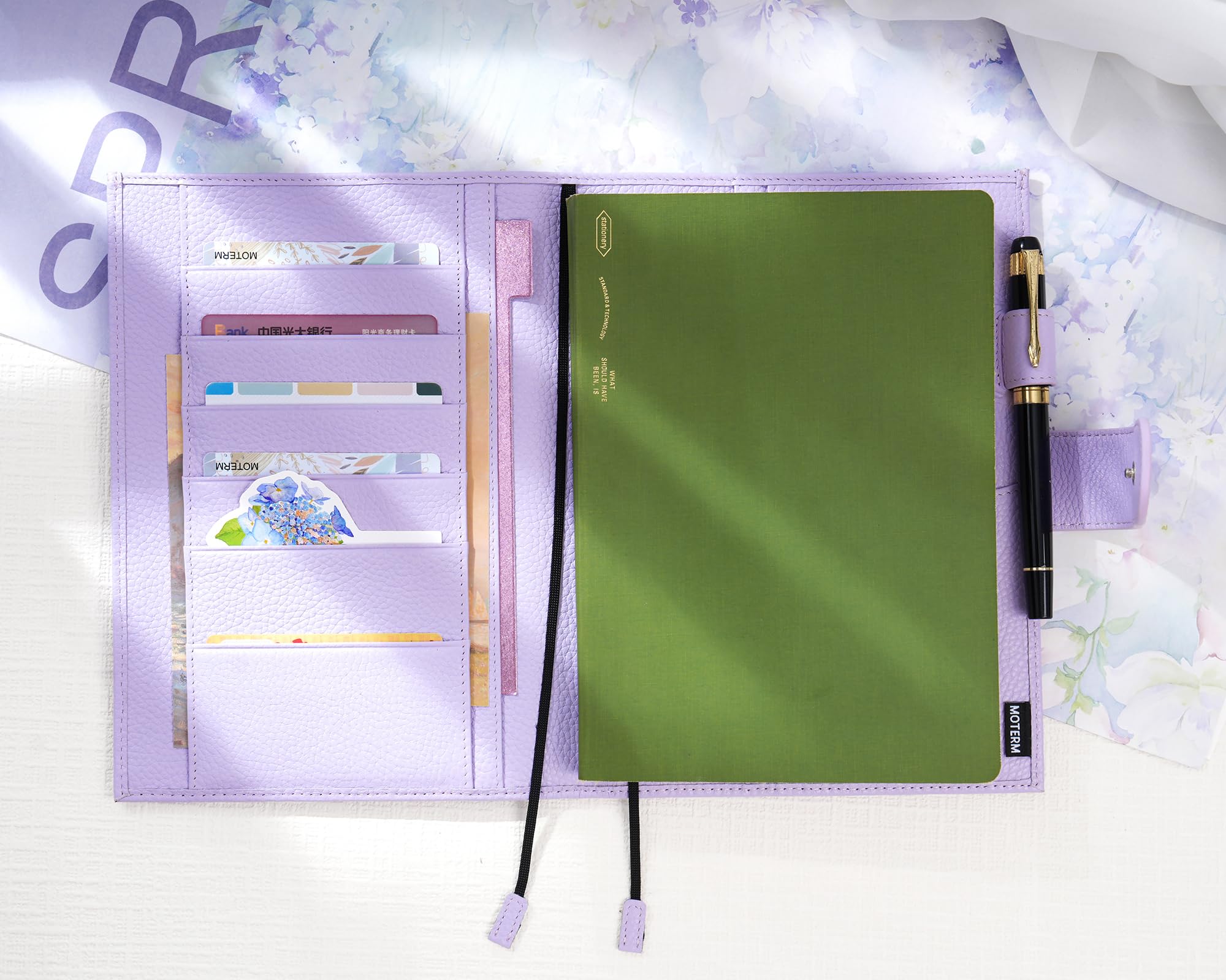 Moterm Leder Cover für A5 Notizbuch - Passt Hobonichi Cousin,Stalogy und Midori MD Planer,mit Stiftschlaufe,Kartenfächer und hintere Tasche (Kiesel-Lavendel)