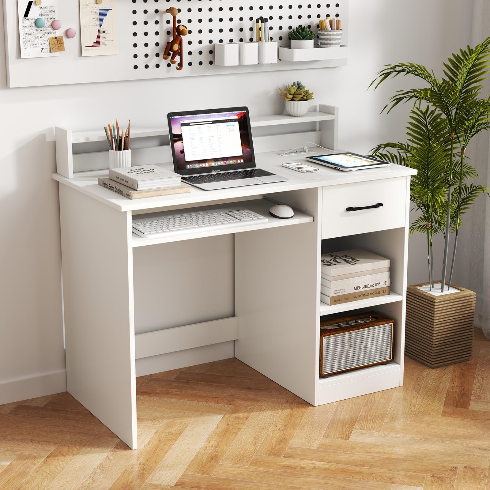 GYMAX Scrivania per Computer con Stazione di Ricarica, USB/Type-c, Tavolo da Studio PC, Ripiani e Cassetto, Foro per Gestione Cavi, Moderno per Camera da Letto, Soggiorno, 105 x 55 x 89 cm, Bianco