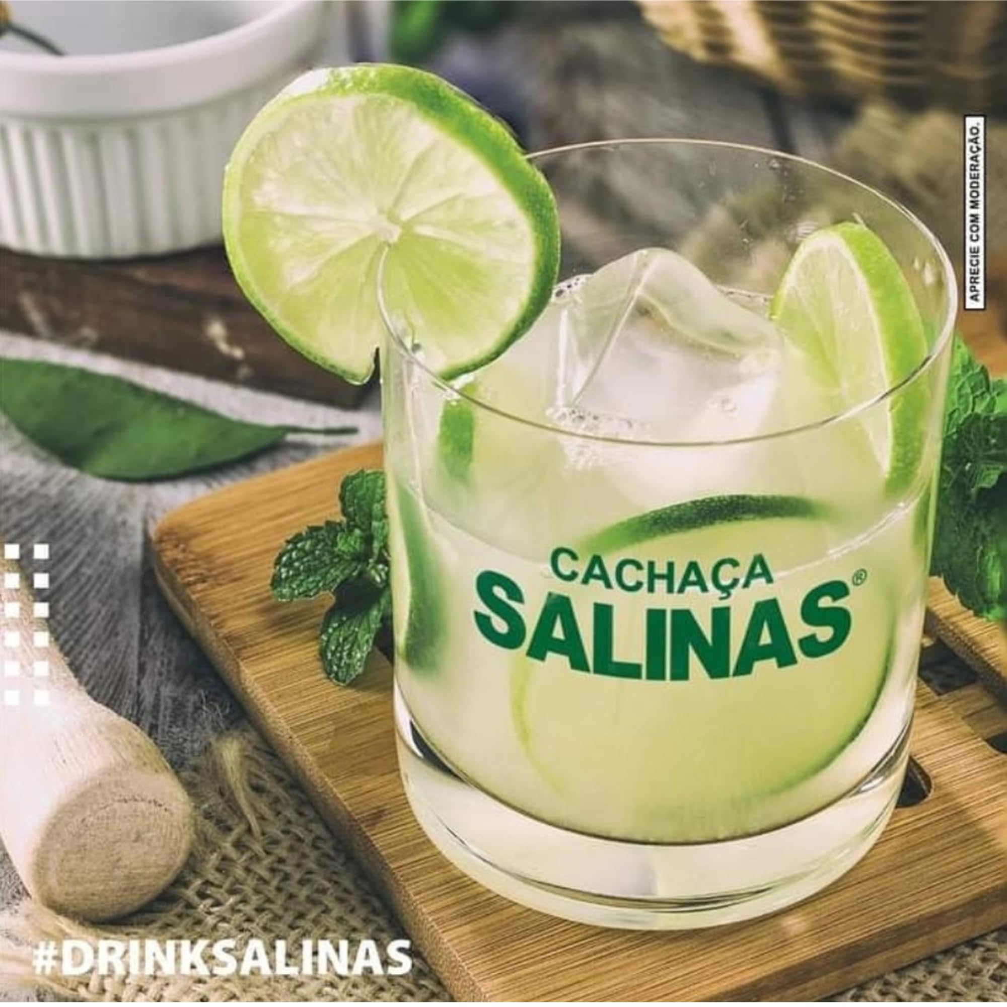 Cachaça Salinas Premium 700 ml Destilado Artesanal de Brasil para Caipirinha