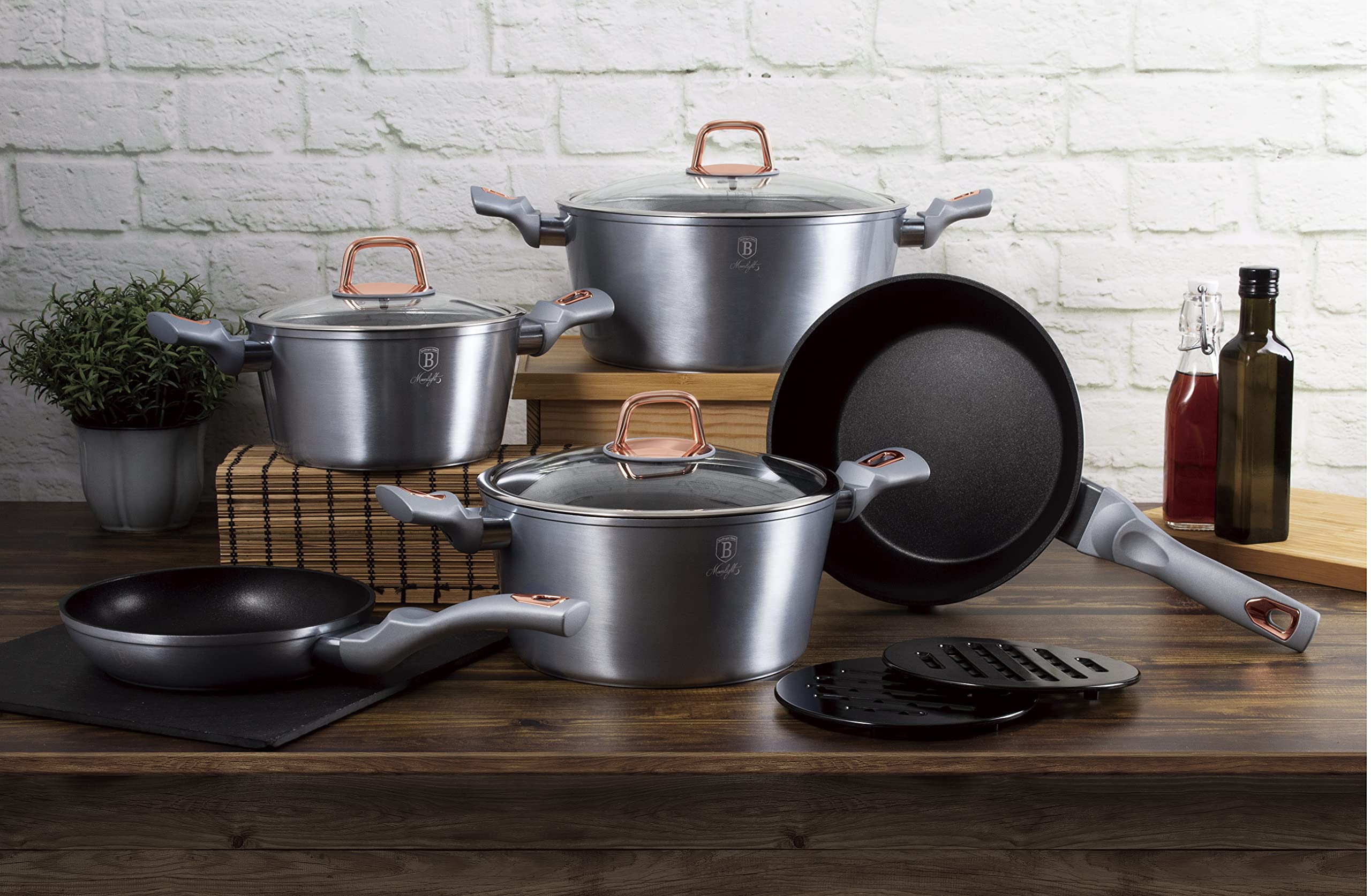 Berlinger Haus Moonlight Batería Cocina Inducción 10 Piezas, Antiadherente Titanio sin PFOA, Aluminio, Set 3 Cazuelas, 3 Tapas Cristal, 2 Sartenes, 2 Salva Manteles, Diseño Moderno, Vitrocerámica