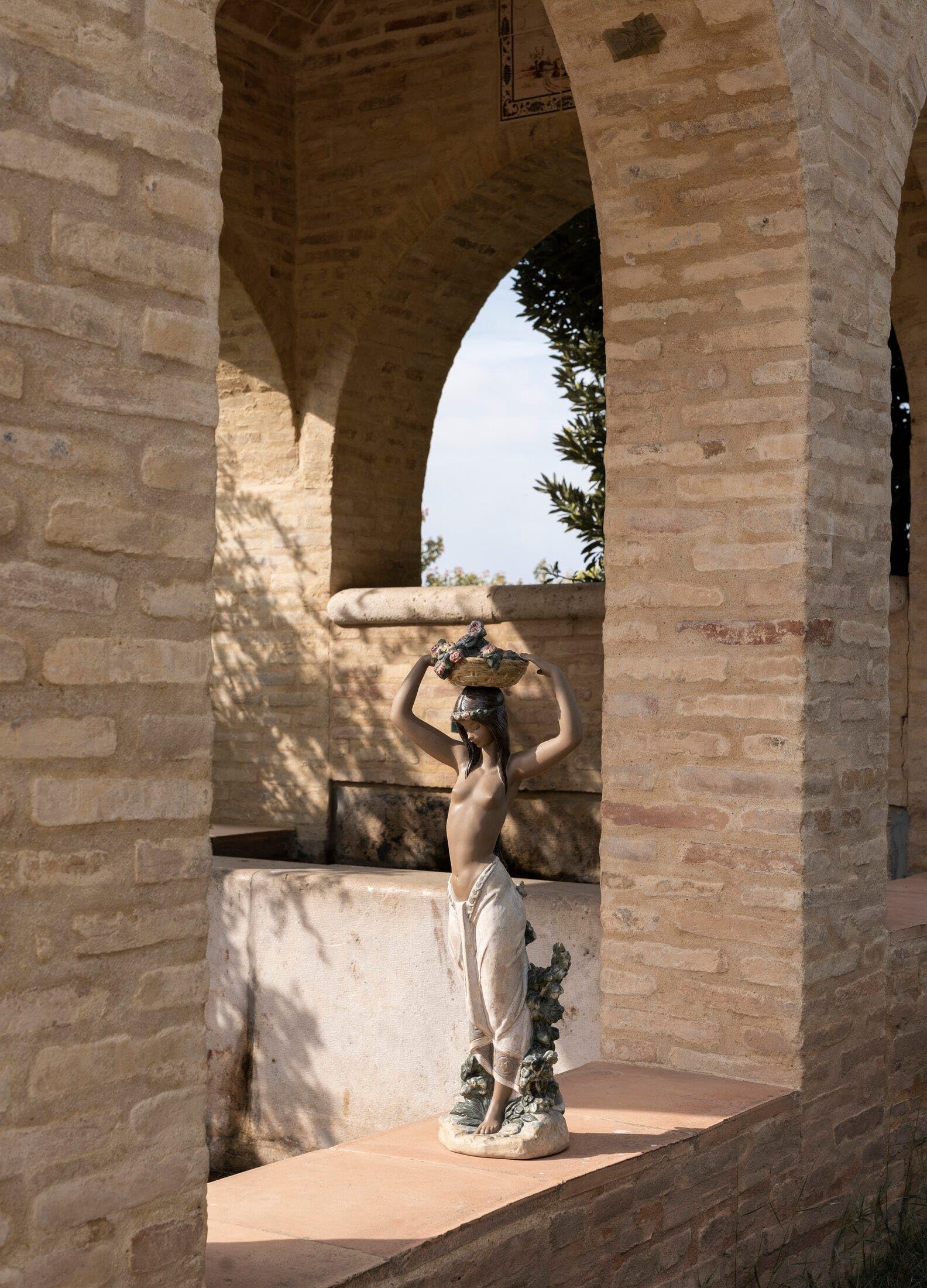 Amazon.com: LLADRÓ Native Woman Figurine. Porcelain Nude Female