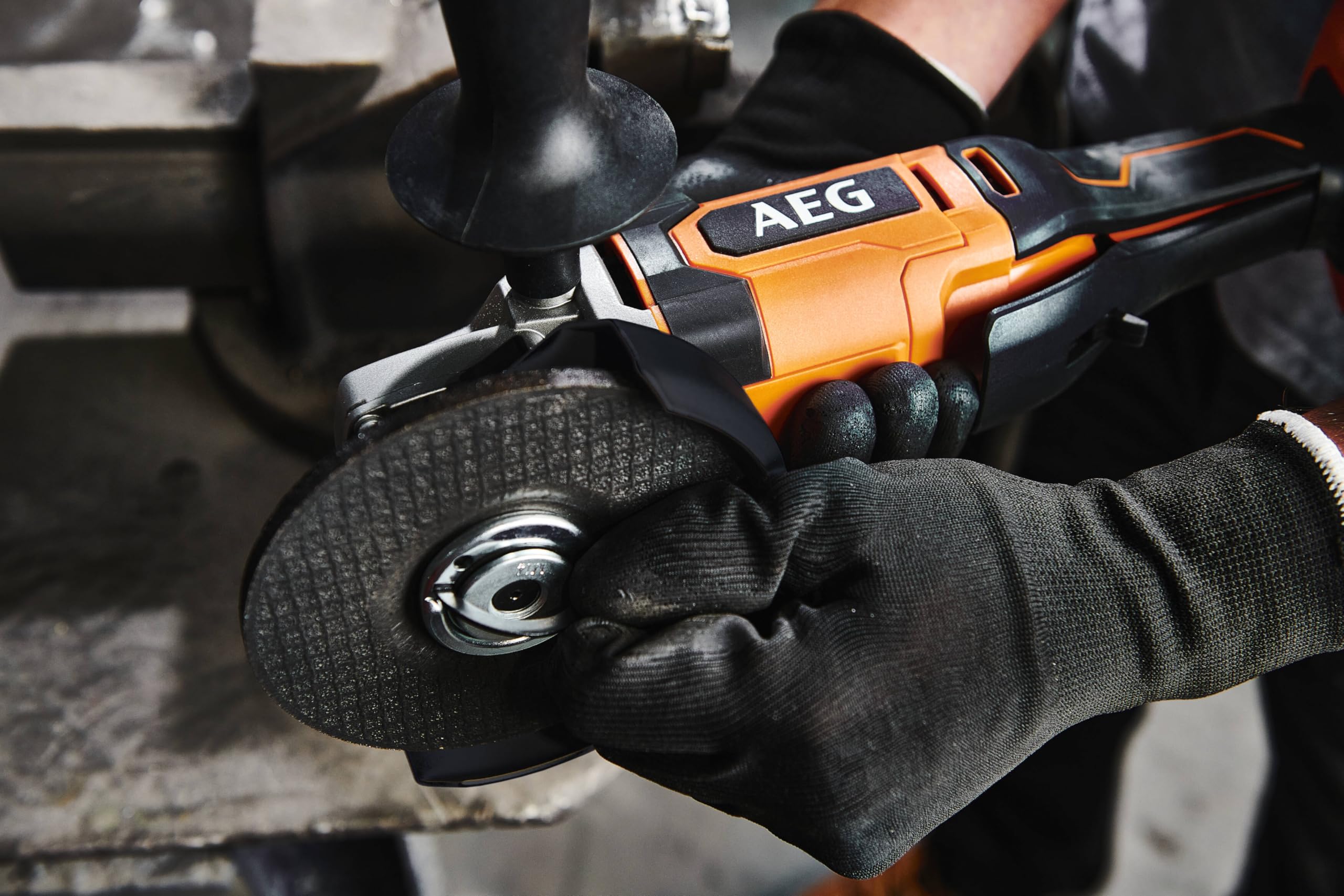 AEG - Smerigliatrice 125 mm senza fili 18 Volt, 9200 giri/min con 2 batterie Pro litio 4,0 Ah, caricatore e borsa - BEWS18-125X2-402B