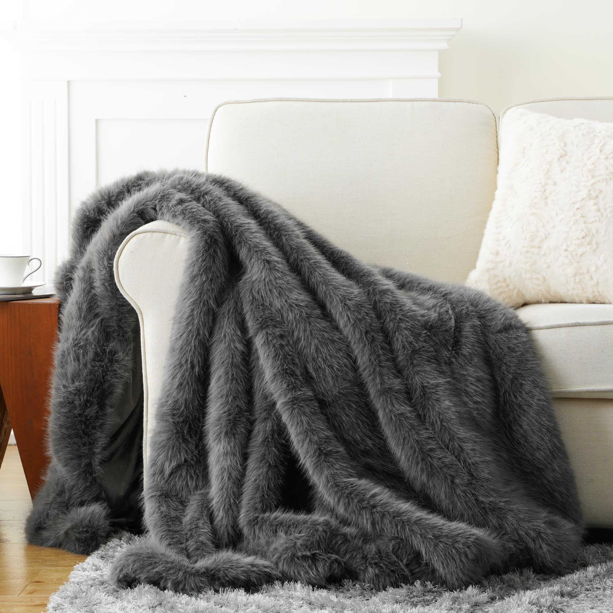 BATTILO HOME Faux Fur Throw Blanket, Grey Faux Fur Bed Throws with Long Pile, Super Soft Warm Plush Fuzzy Fluffy Fur Blanket for Bed Sofa Couch, 125x150cm