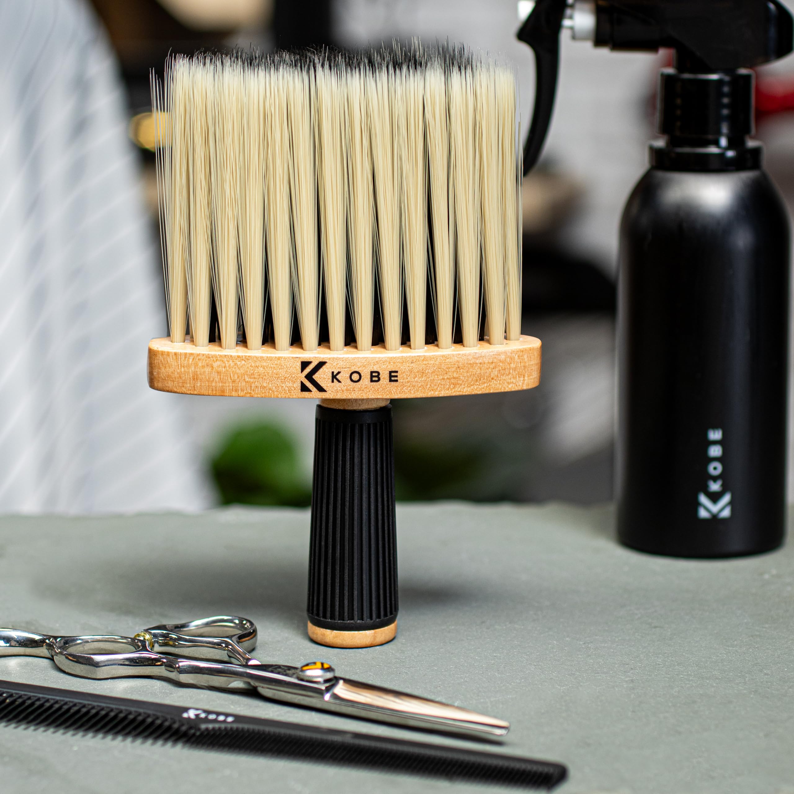 Kobe Professionelle Friseurbürste Kaja – Friseur-Zubehör – weiche Salon-Halsbürste zum Schneiden, Reinigen und Entfernen von verstreuten Haaren – für Friseure und Friseure