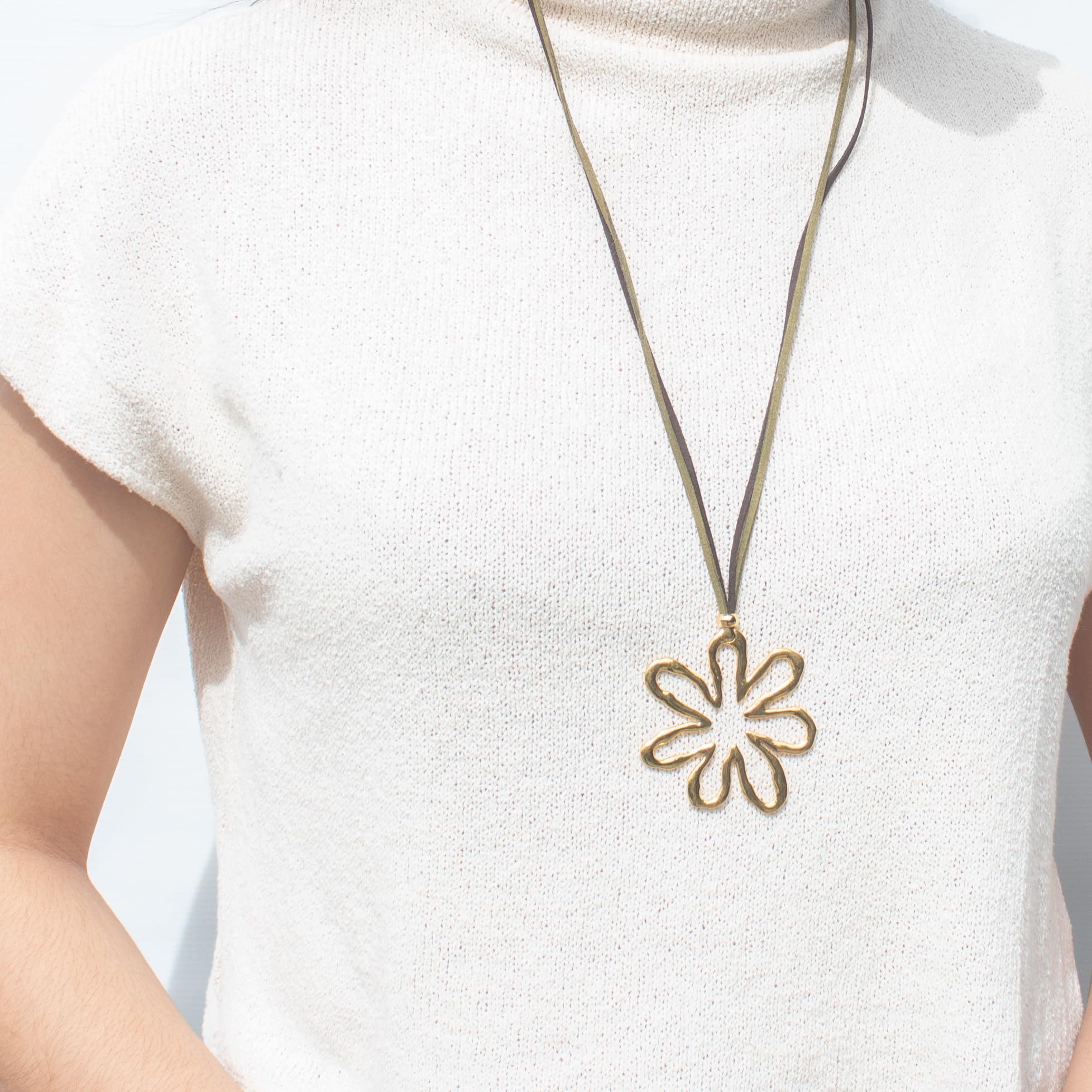 NILUXE DESIGN - Colgante Mujer Flor Grande Dorada o Plateada Estilo Bohemio - Collar Largo con Flor- Cadena de Antelina Ajustable con Abalorios de Zamak - Colgante Estilo Elegante