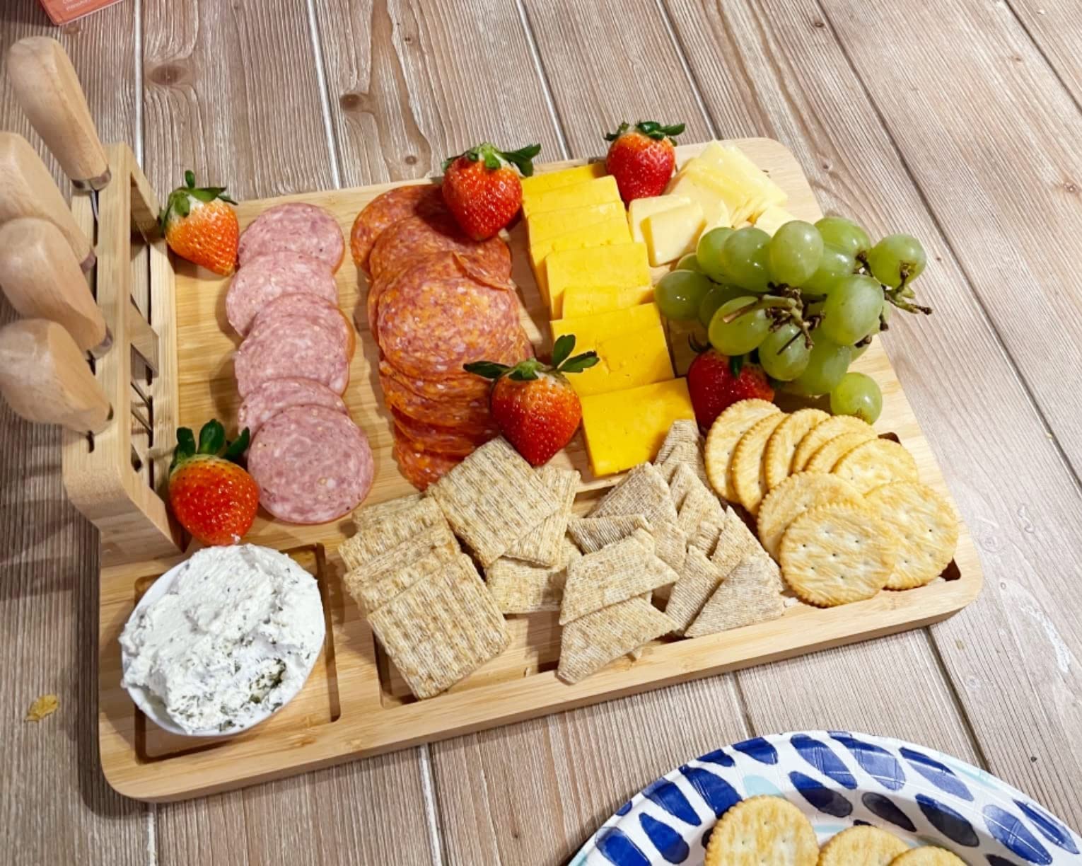 Tabla de Queso de bambú, Bandeja de Queso con Juego de 4 Cubiertos de Acero Inoxidable, Tabla de Embutidos y Plato de Carne para Servir, Ideal para Halloween, Boda