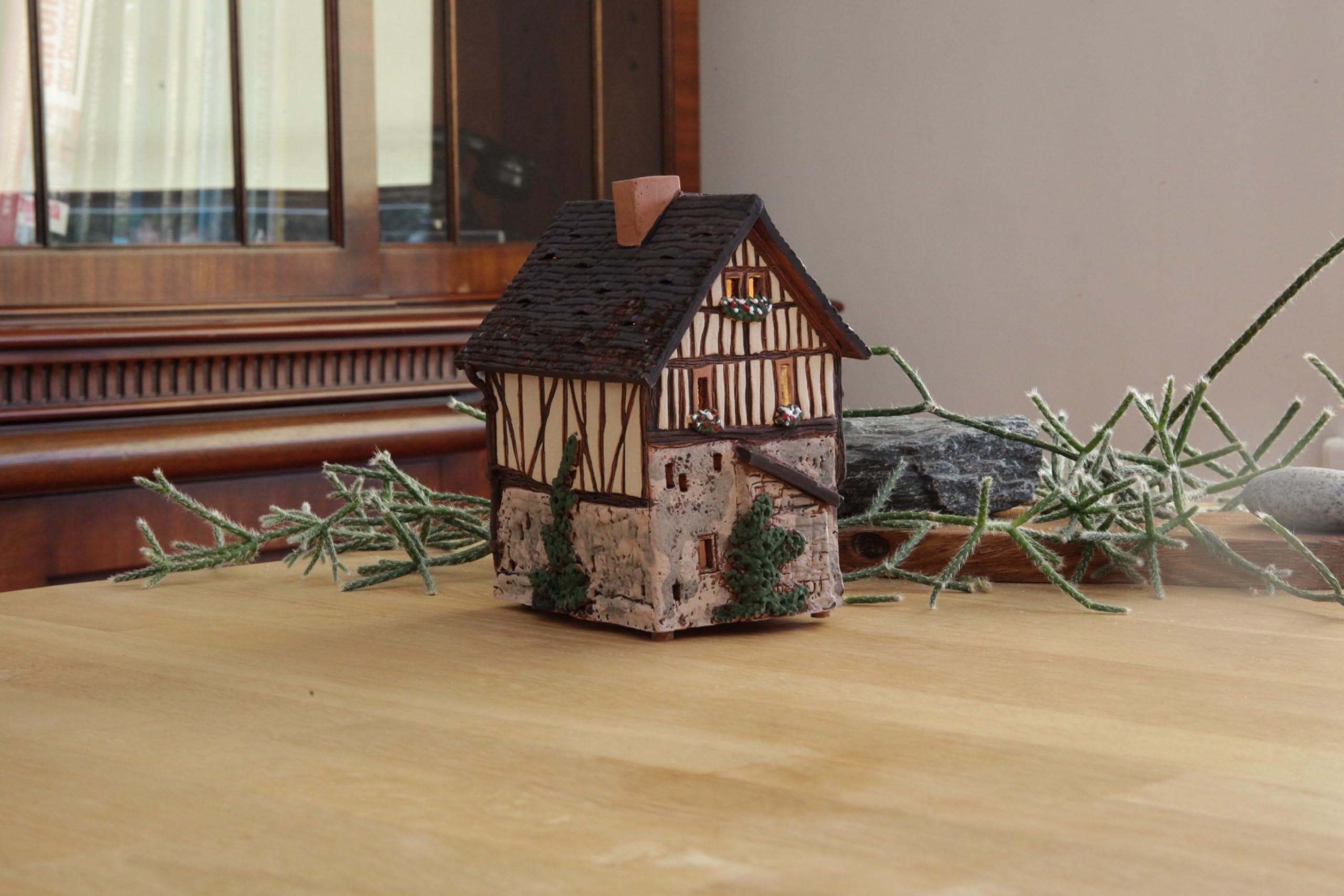 Ceramiczny domek świetlny, rękodzieło, artystyczna miniatura, historyczny stary dom w Lisieux, Francja, C342AR